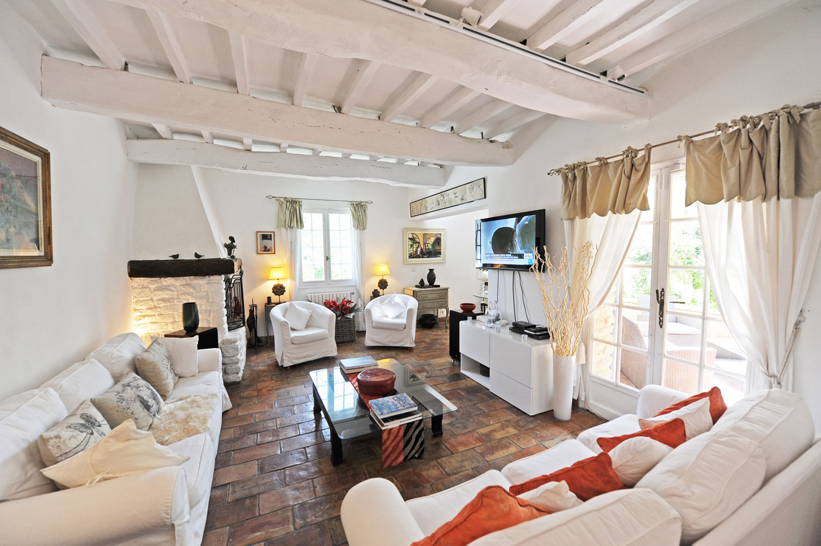 villa avec piscine et dépendances proche authentique village du Luberon   