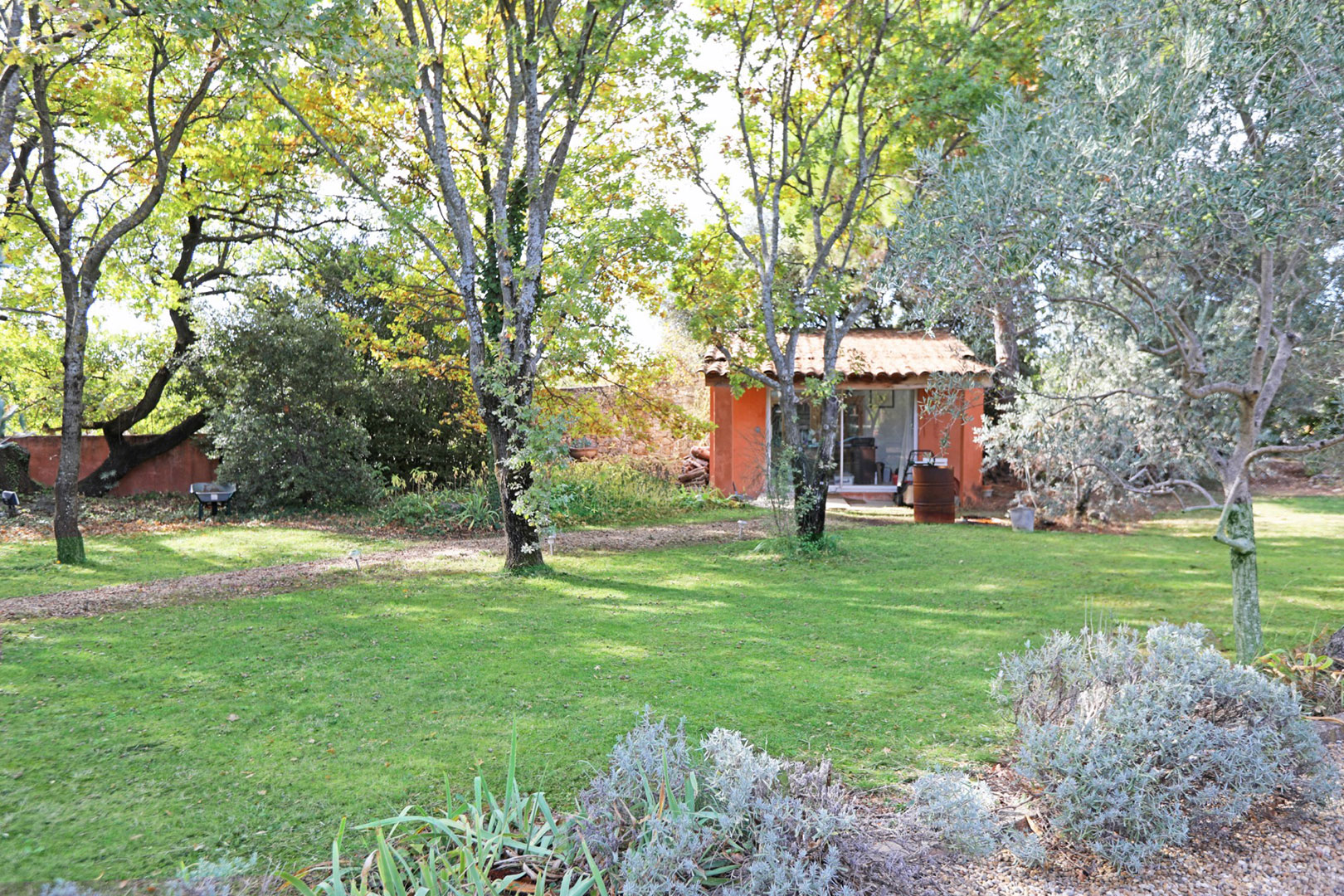 villa avec piscine et dépendances proche authentique village du Luberon   
