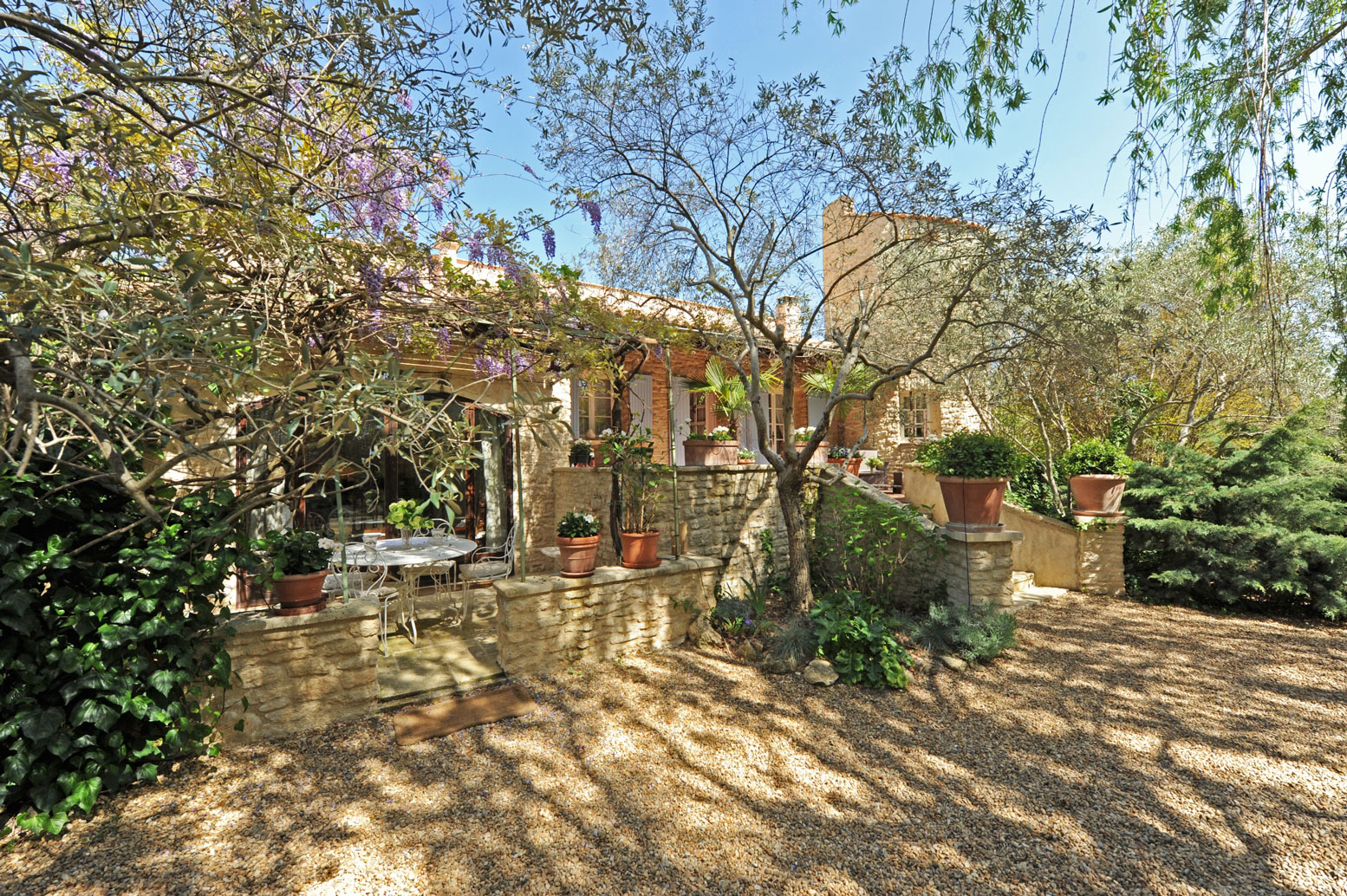 villa avec piscine et dépendances proche authentique village du Luberon   