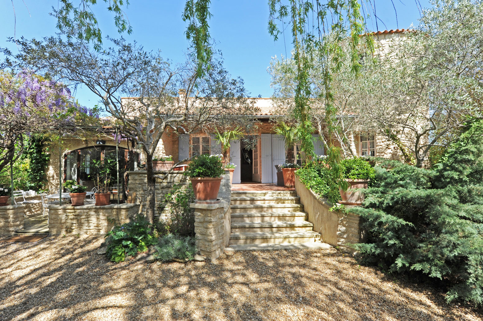villa avec piscine et dépendances proche authentique village du Luberon   