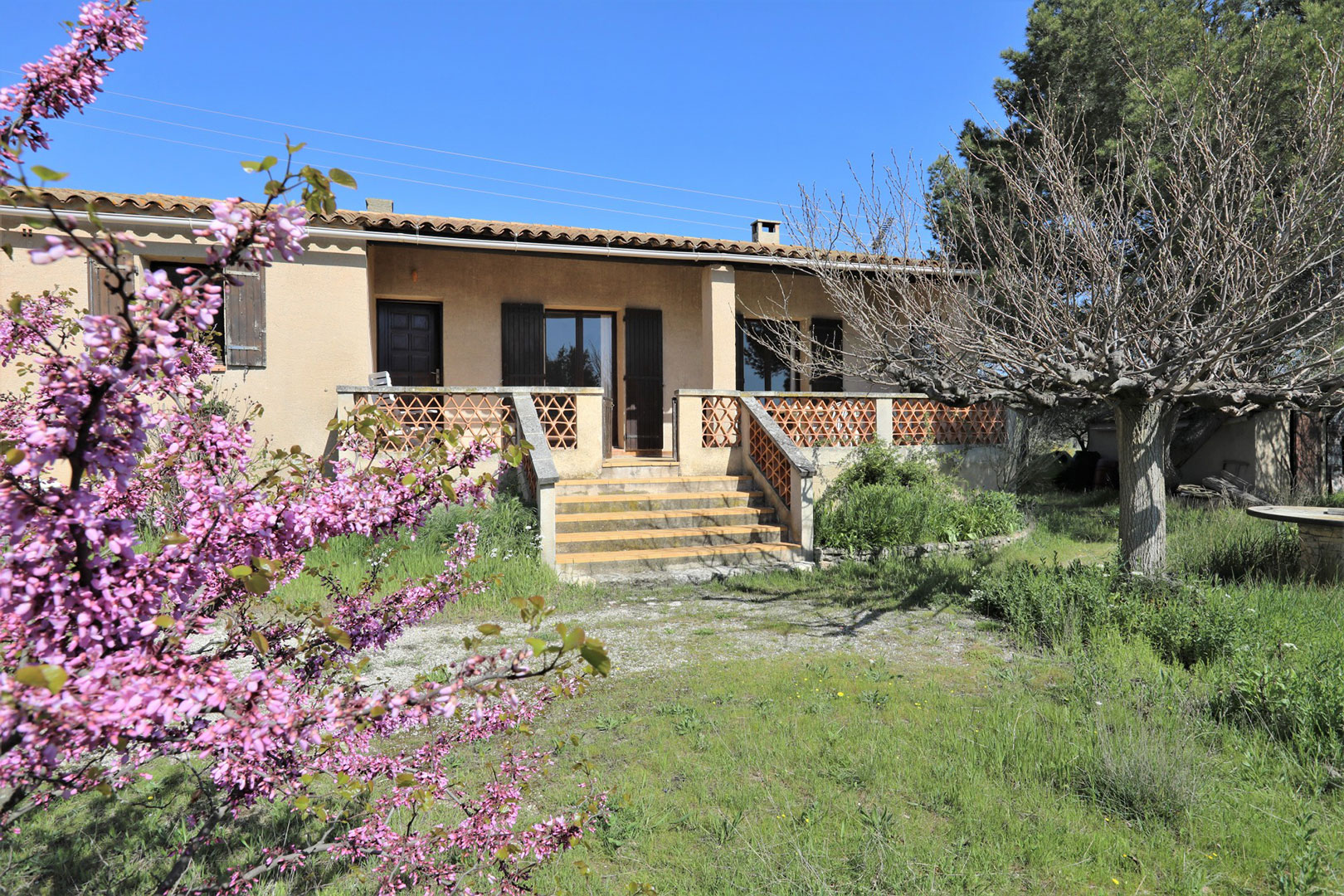 Maison de 3 chambres avec garage et jardin en Luberon    