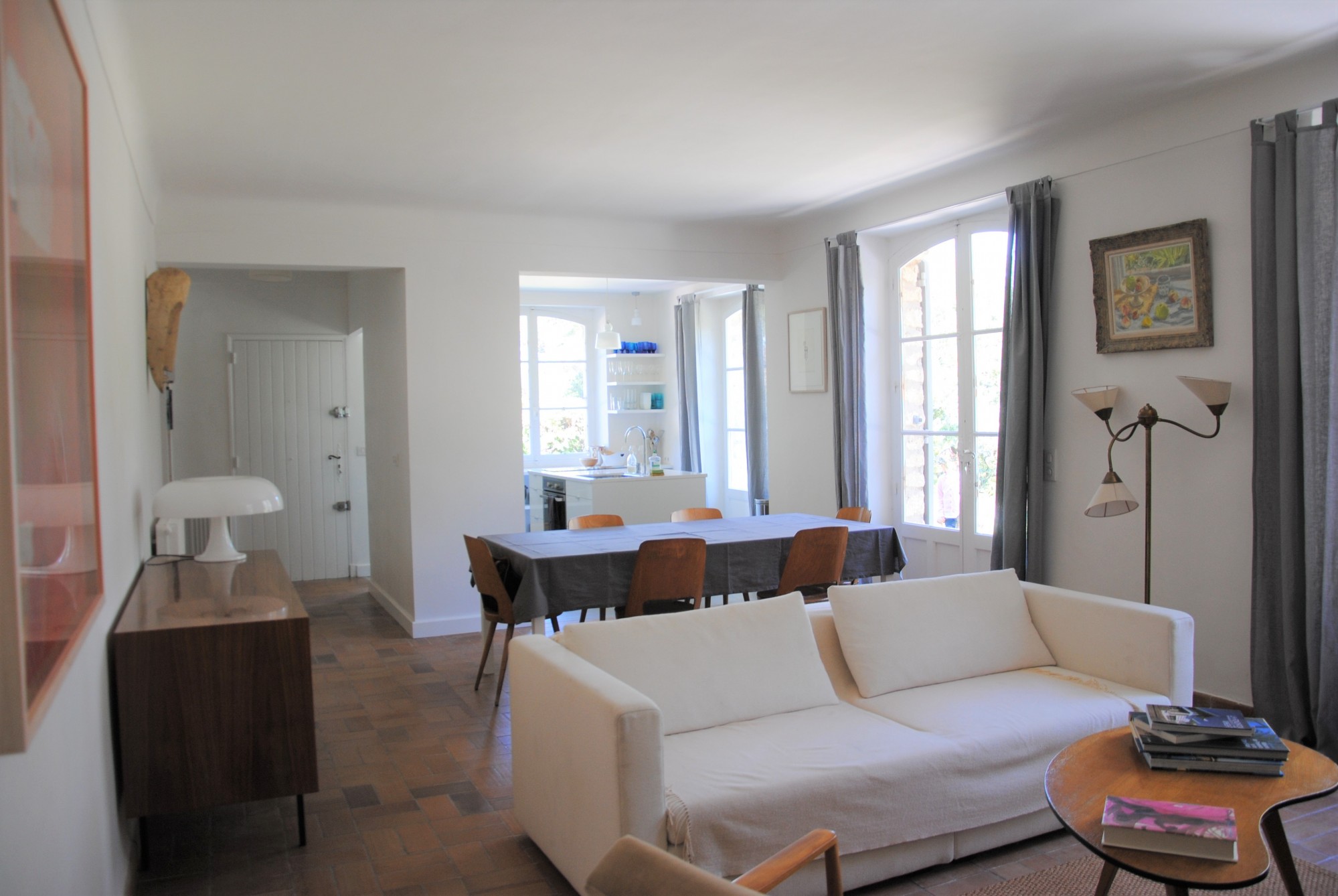 Proche Gordes, en colline, villa en pierre avec piscine   