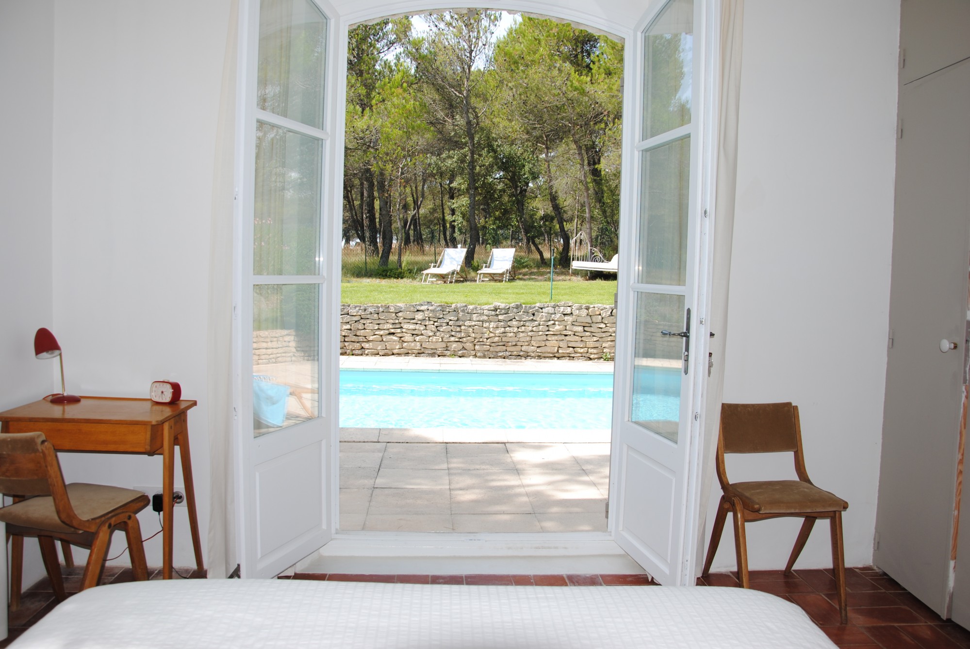 Proche Gordes, en colline, villa en pierre avec piscine   