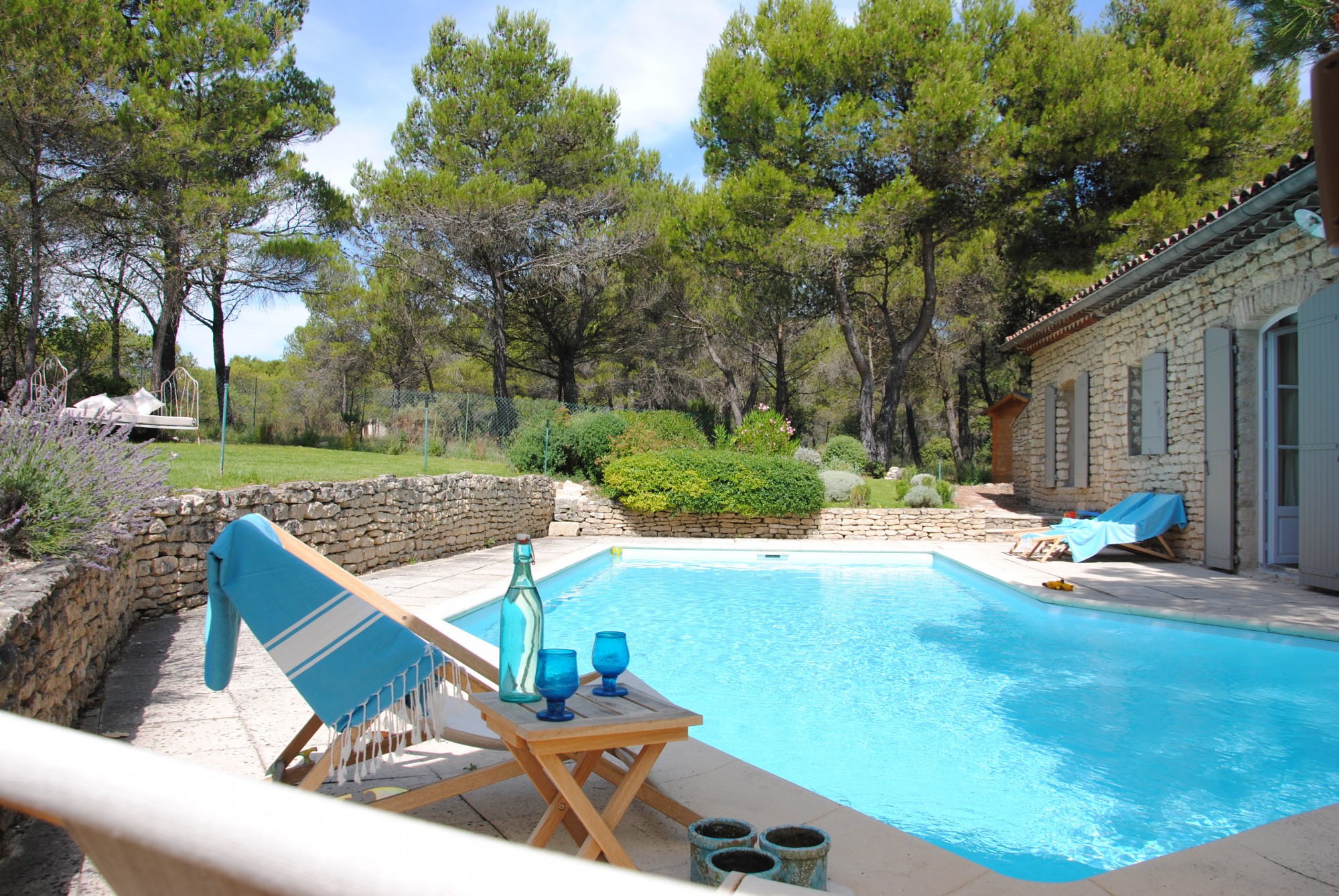 Proche Gordes, en colline, villa en pierre avec piscine   
