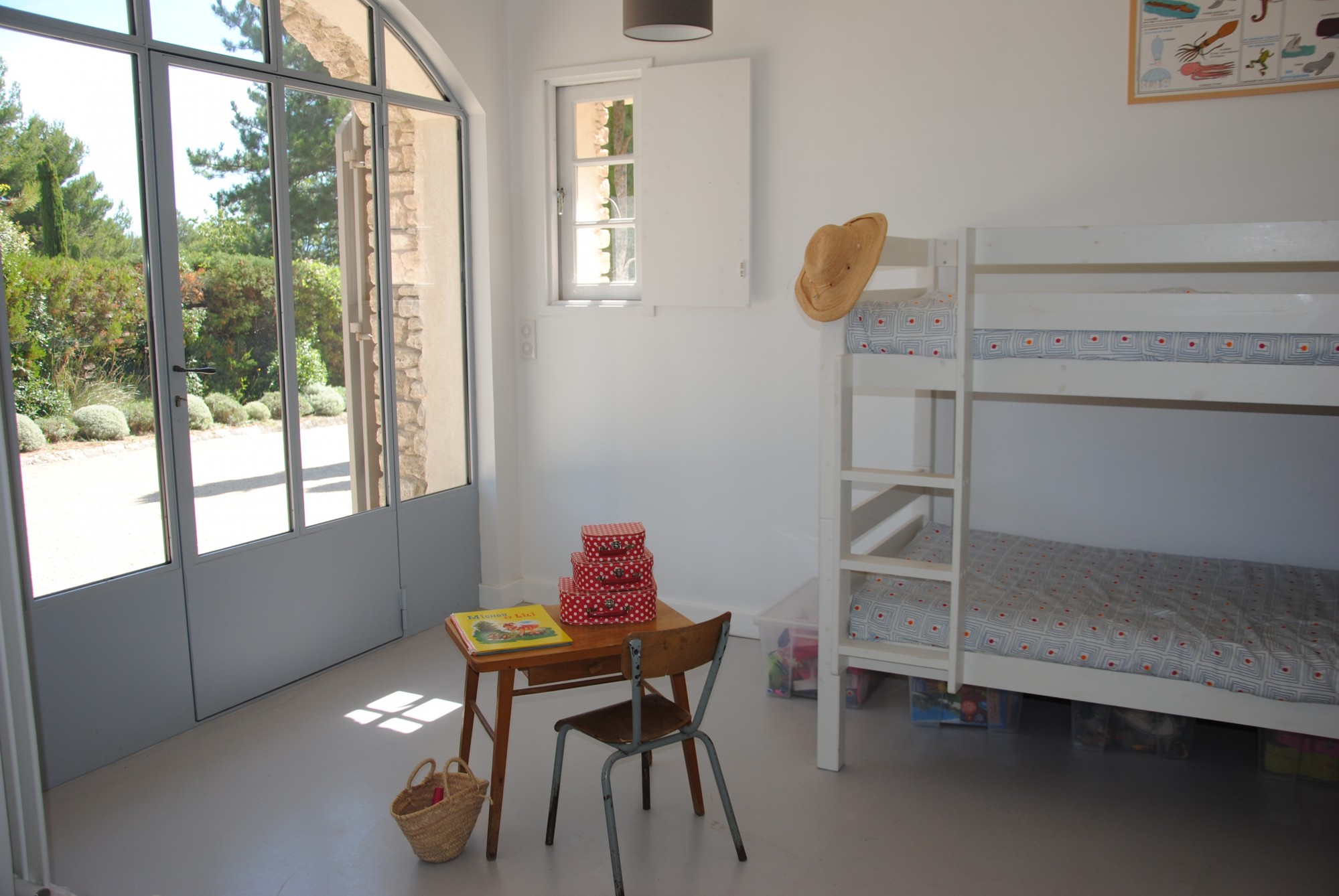 Proche Gordes, en colline, villa en pierre avec piscine   