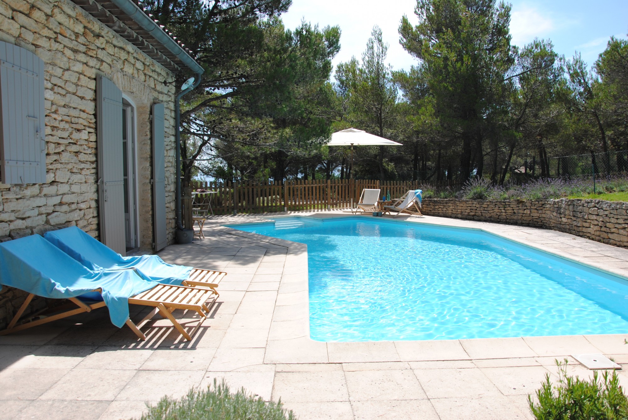 Proche Gordes, en colline, villa en pierre avec piscine   