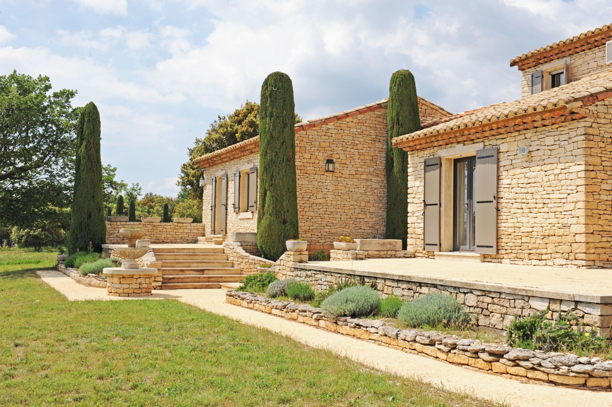 GORDES : rare propriété d'agrément sur 2 hectares   