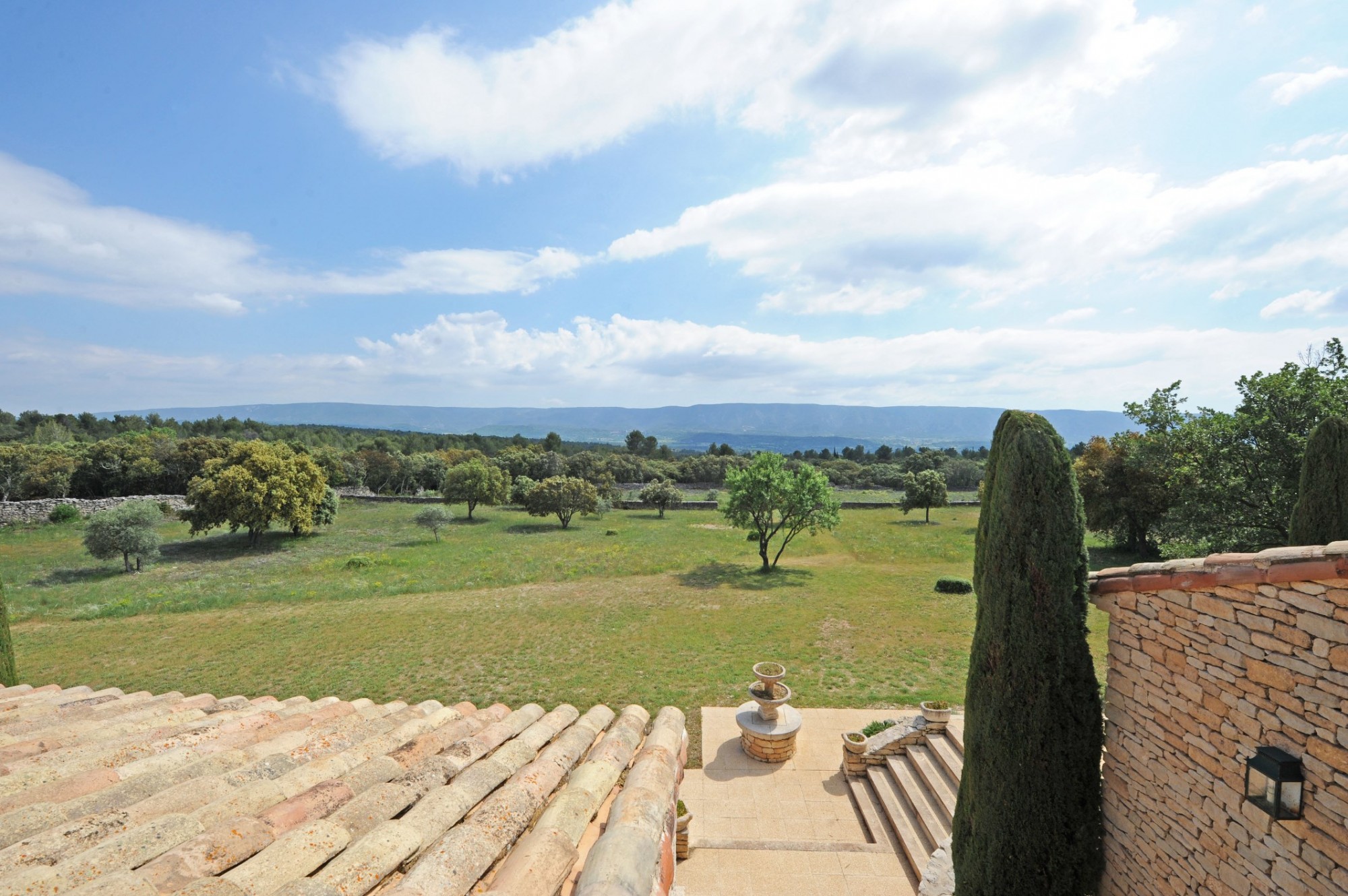 GORDES : rare propriété d'agrément sur 2 hectares   