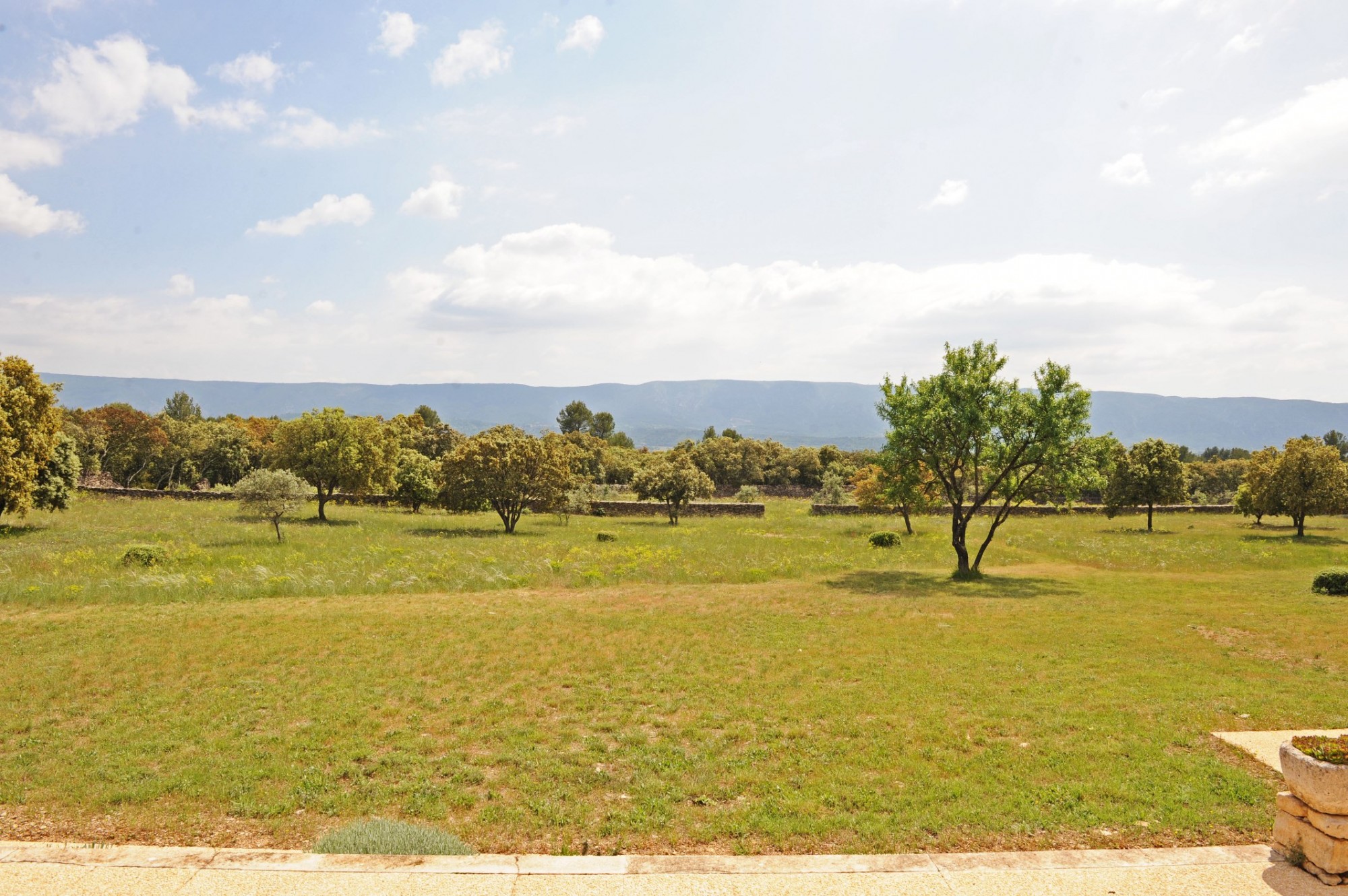 GORDES : rare propriété d'agrément sur 2 hectares   