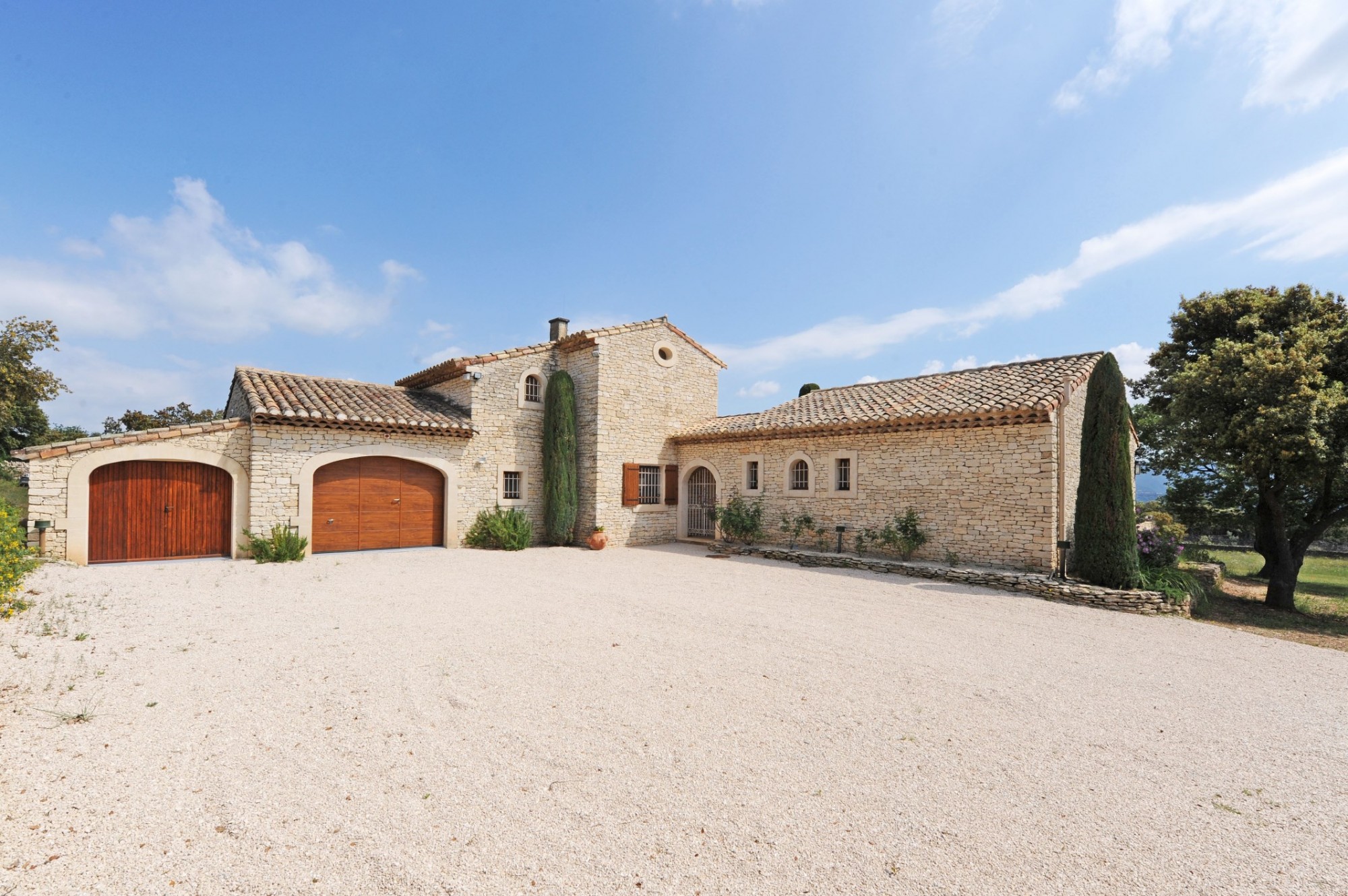 GORDES : rare propriété d'agrément sur 2 hectares   