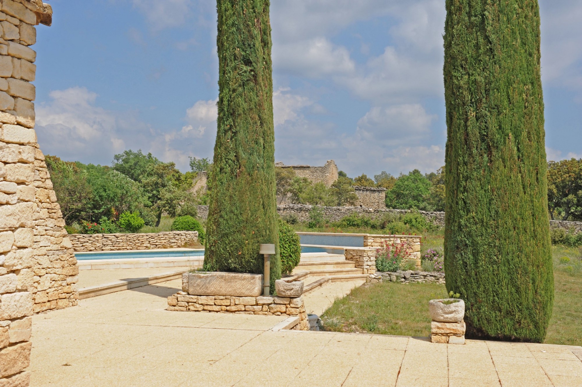 GORDES : rare propriété d'agrément sur 2 hectares   