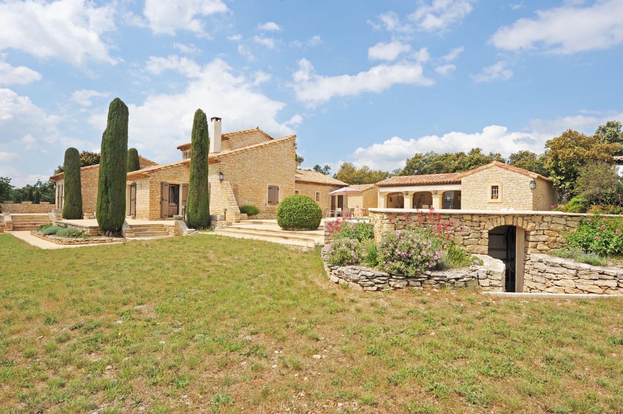 GORDES : rare propriété d'agrément sur 2 hectares   
