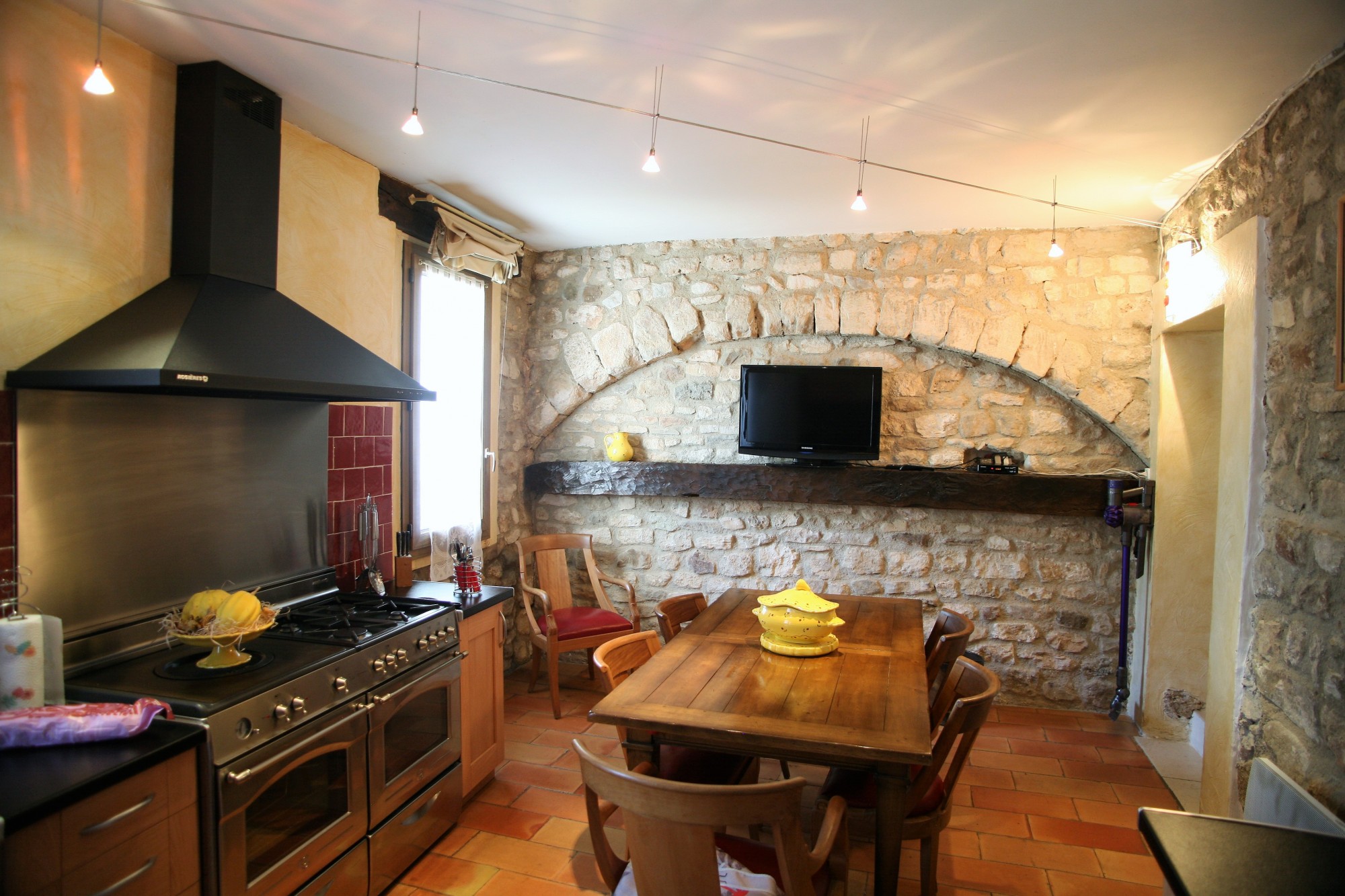Proche du Colorado Provencal, maison de village avec piscine   