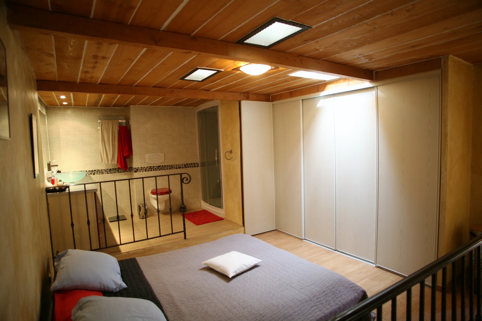 Proche du Colorado Provencal, maison de village avec piscine   