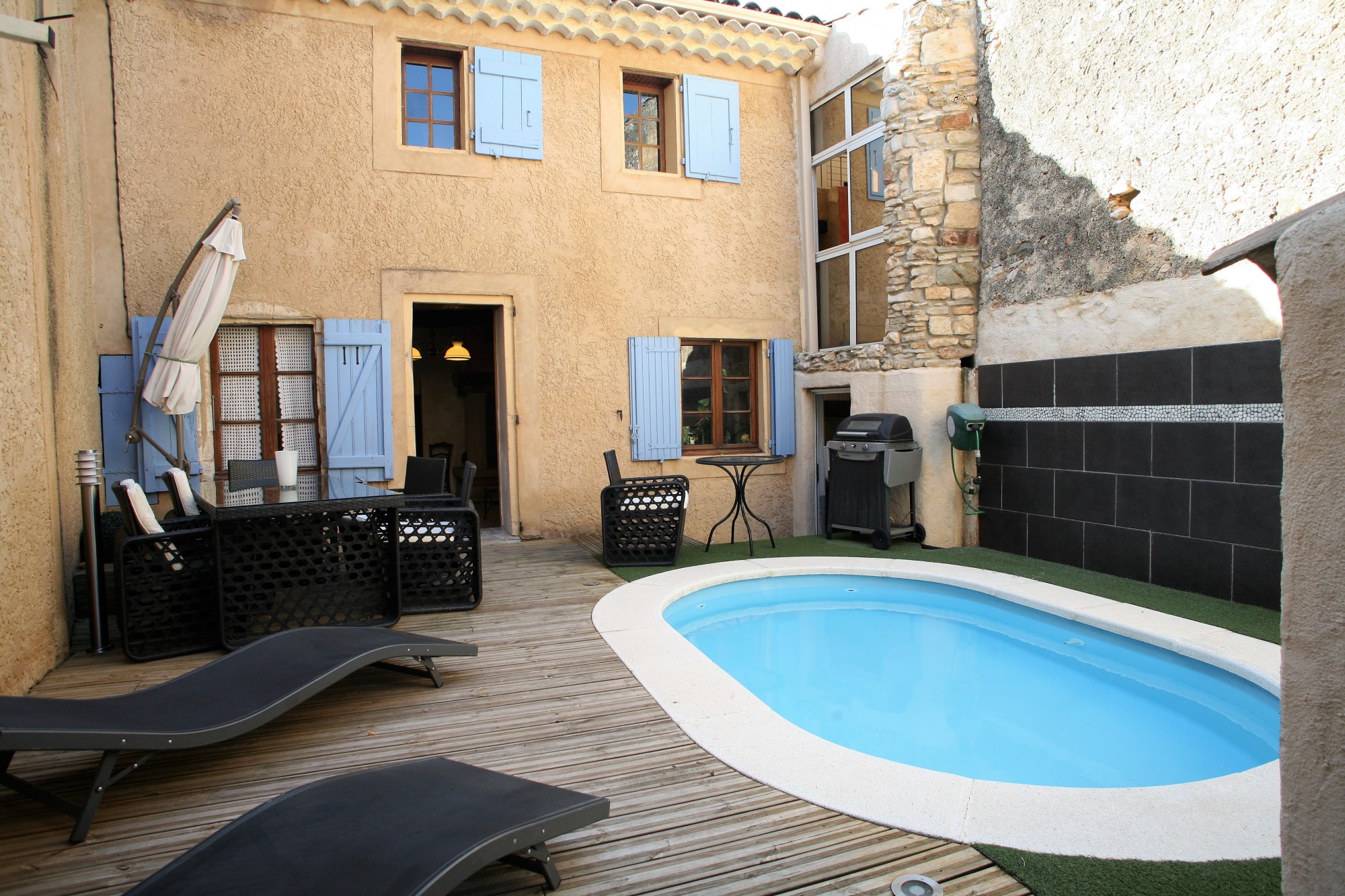 Proche du Colorado Provencal, maison de village avec piscine   