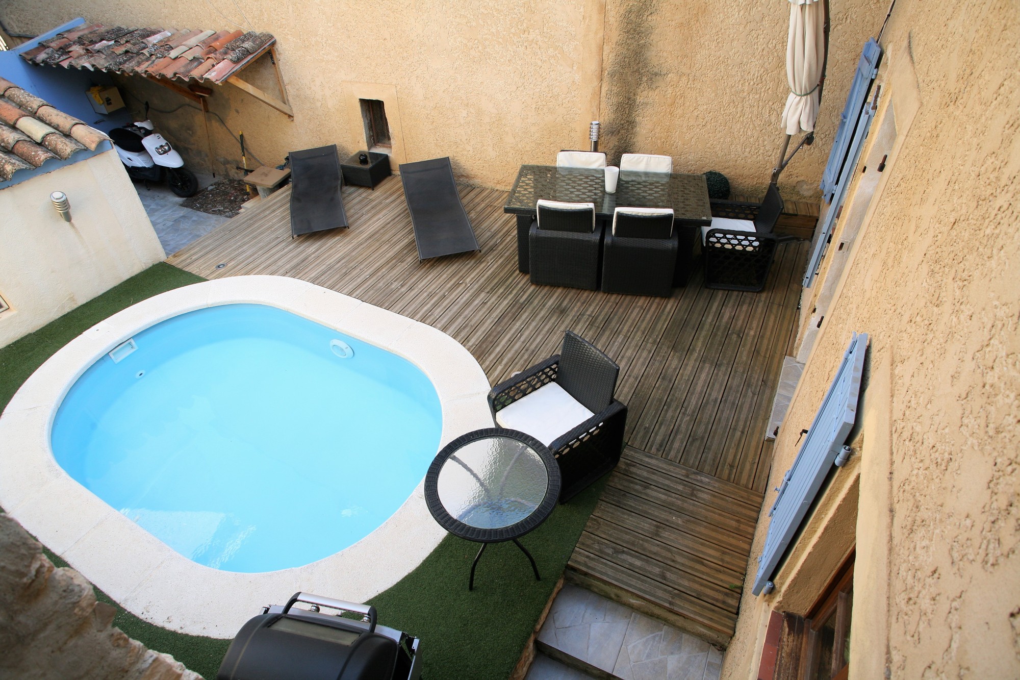 Proche du Colorado Provencal, maison de village avec piscine   