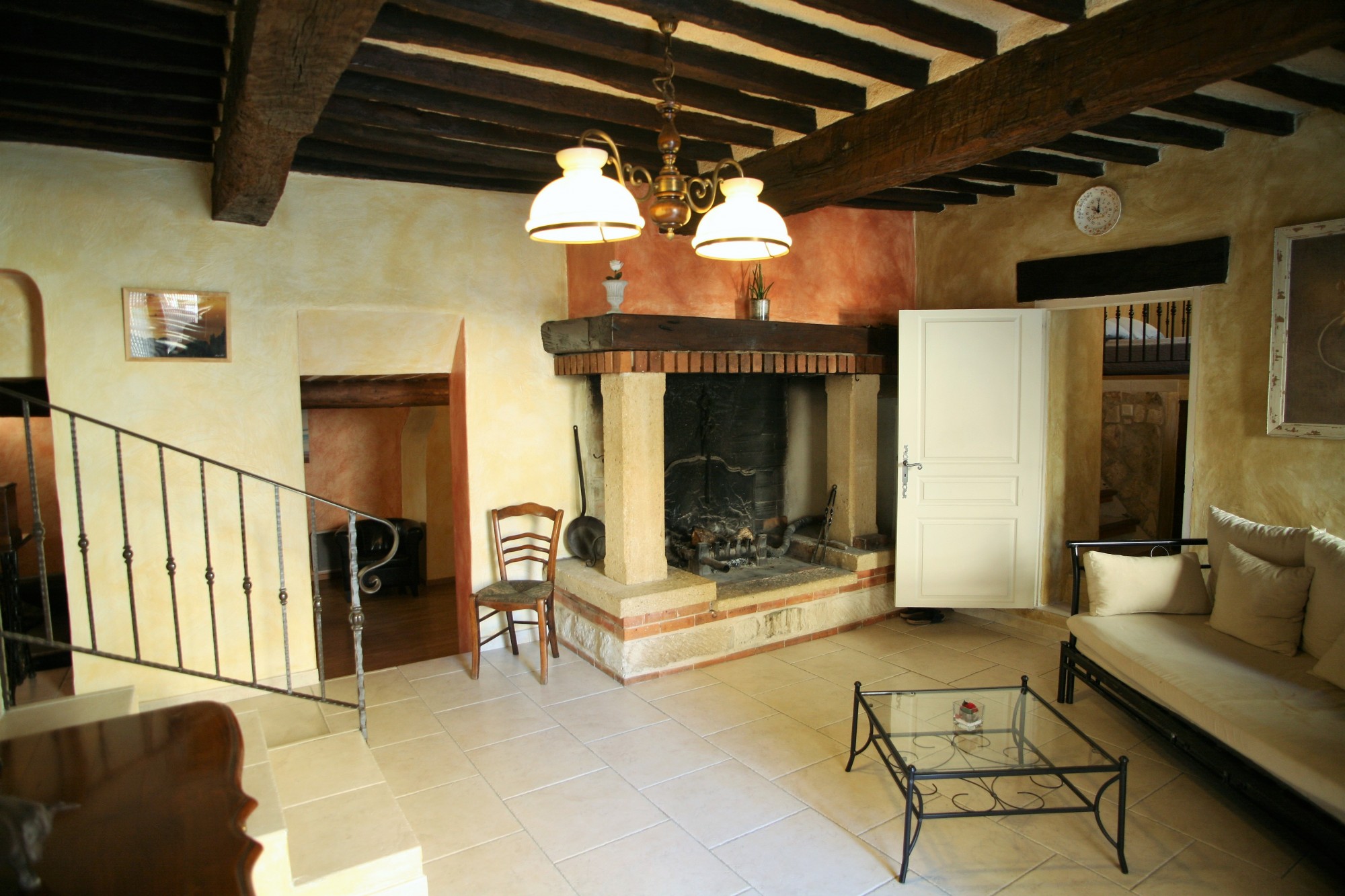 Proche du Colorado Provencal, maison de village avec piscine   