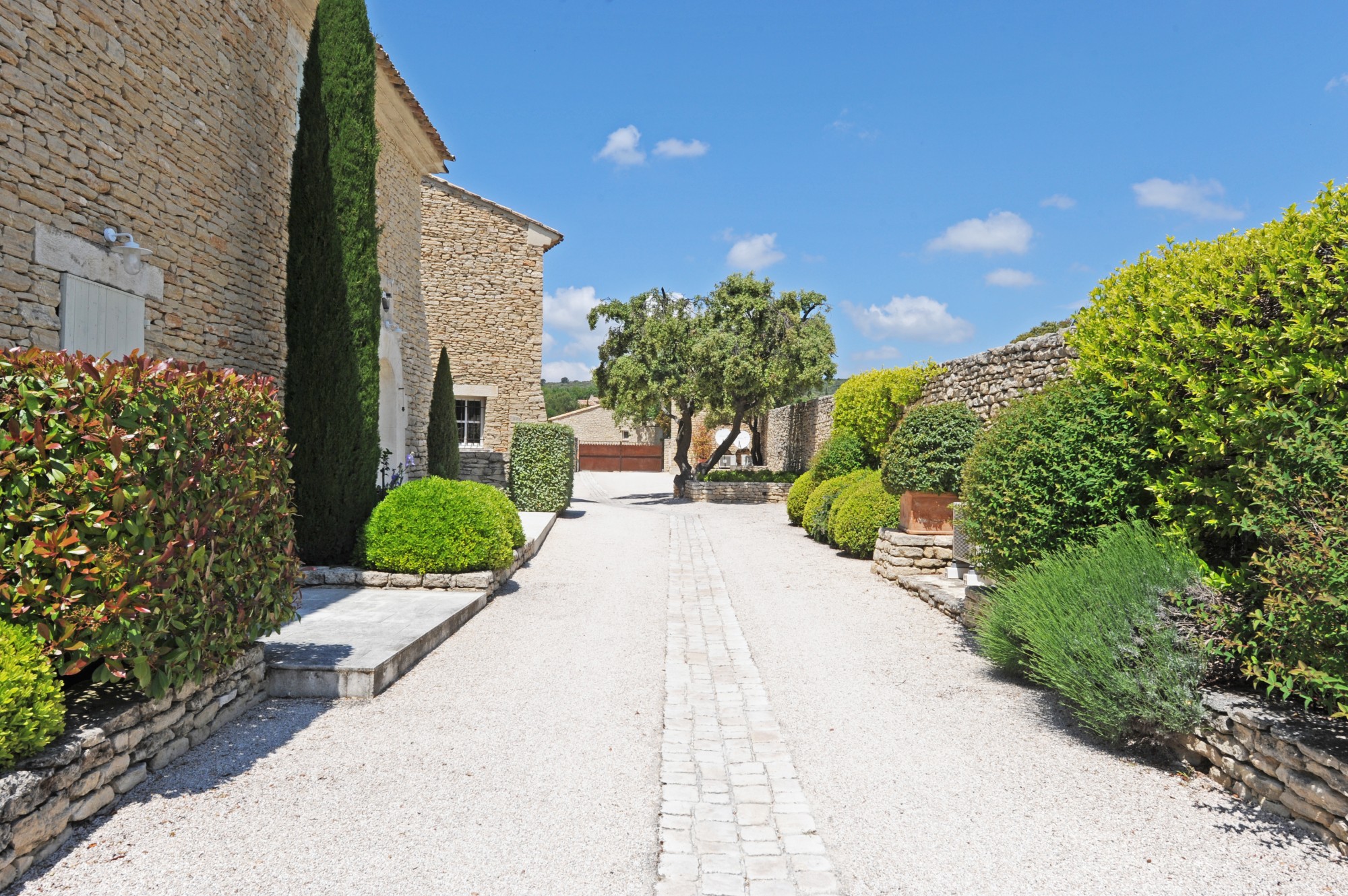 Jolie maison de charme avec piscine dans le village de Gordes   