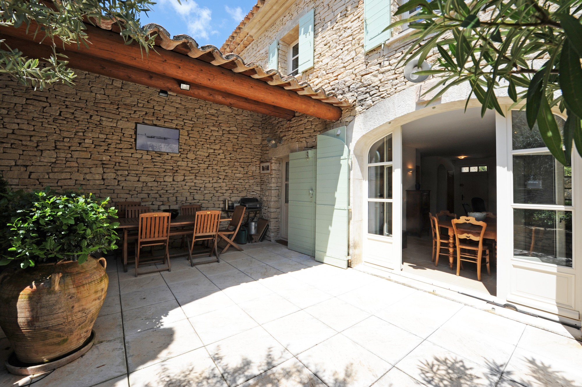 Jolie maison de charme avec piscine dans le village de Gordes   