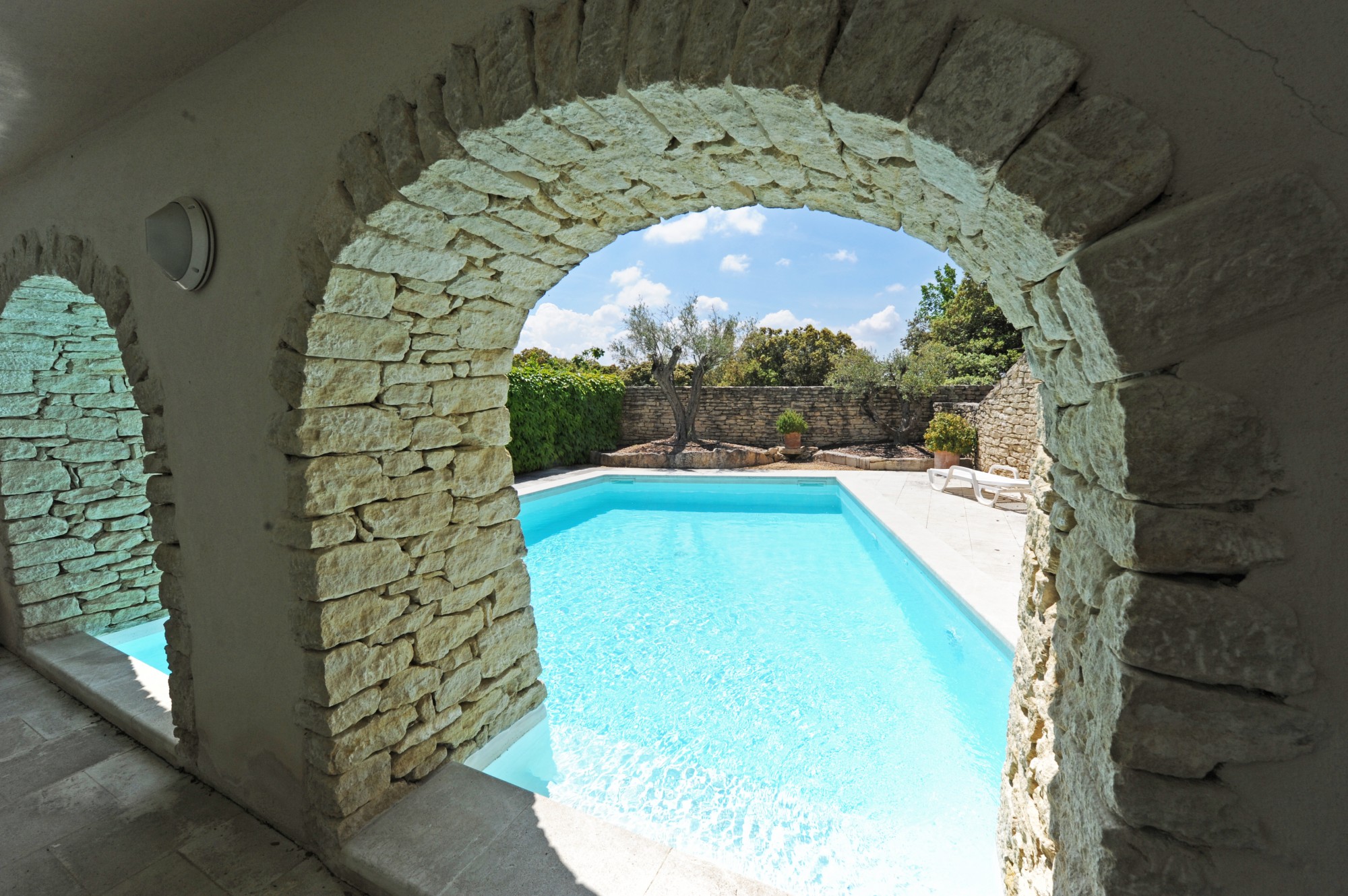 Jolie maison de charme avec piscine dans le village de Gordes   