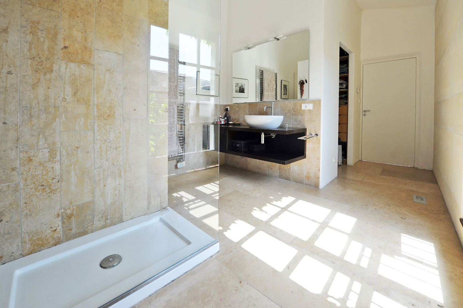 Salle de bains en pierres