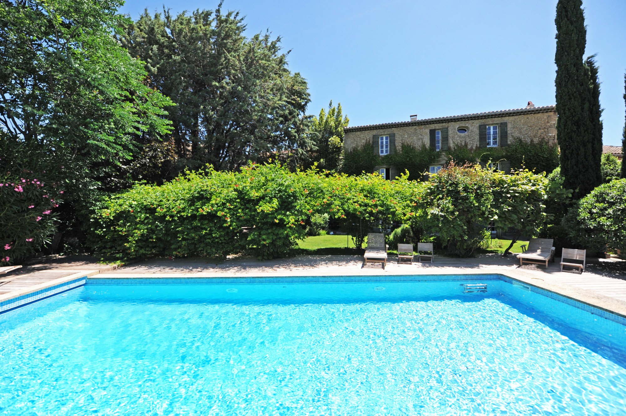 Proche Alpilles, élégante bastide de village avec piscine   