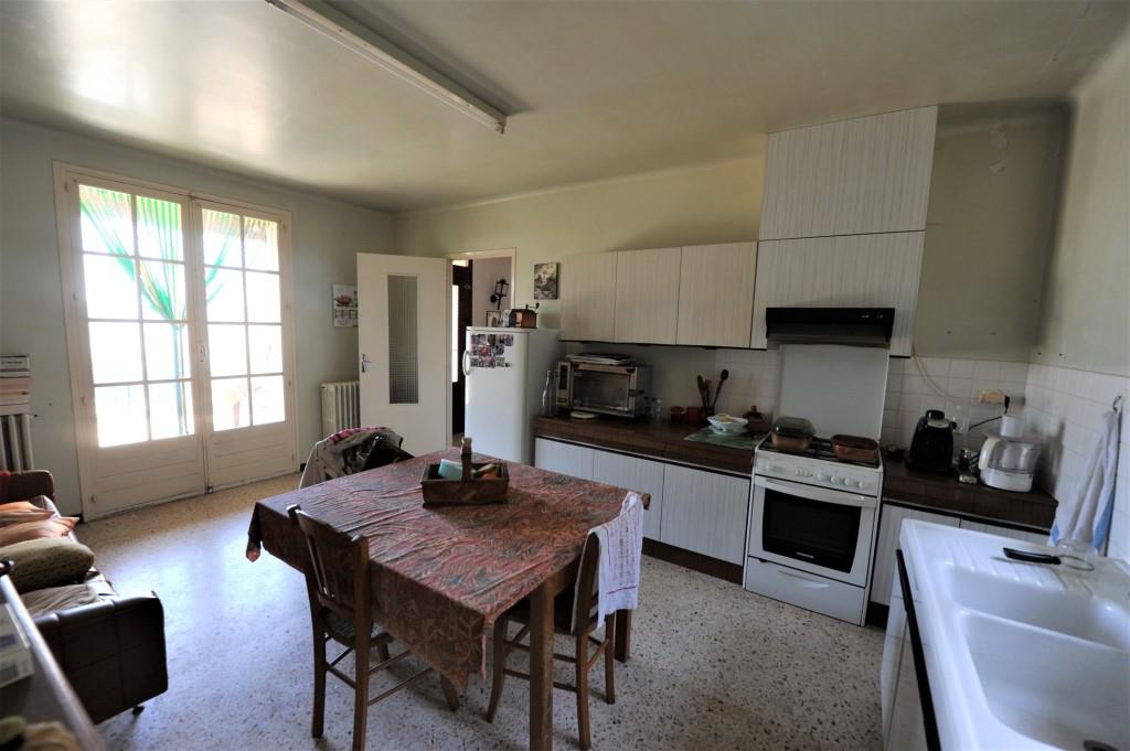 Luberon : emplacement idéal pour maison très contemporaine ou commerces   