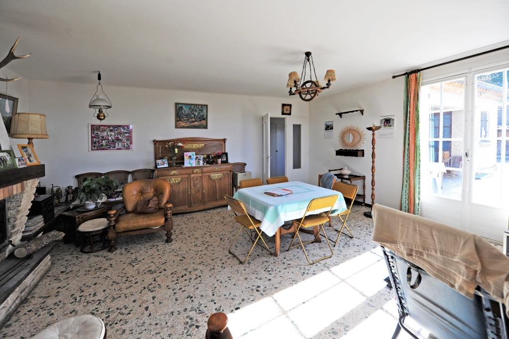 Luberon : emplacement idéal pour maison très contemporaine ou commerces   