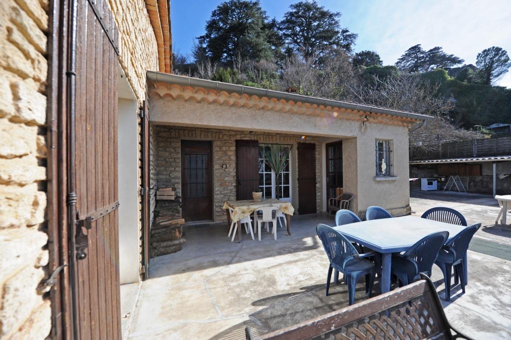 Luberon : emplacement idéal pour maison très contemporaine ou commerces   