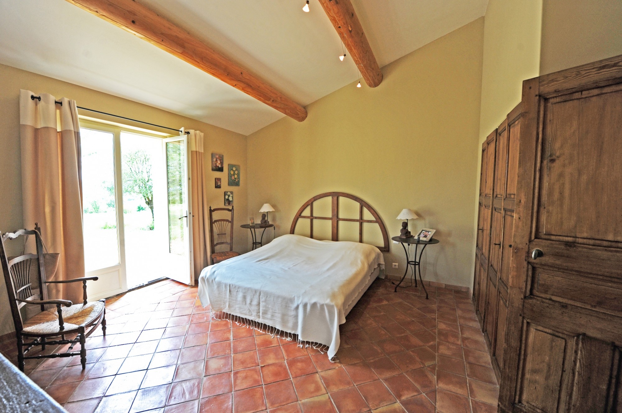 Bonnieux : belle villa en pierres en position dominante sur 2 hectares   