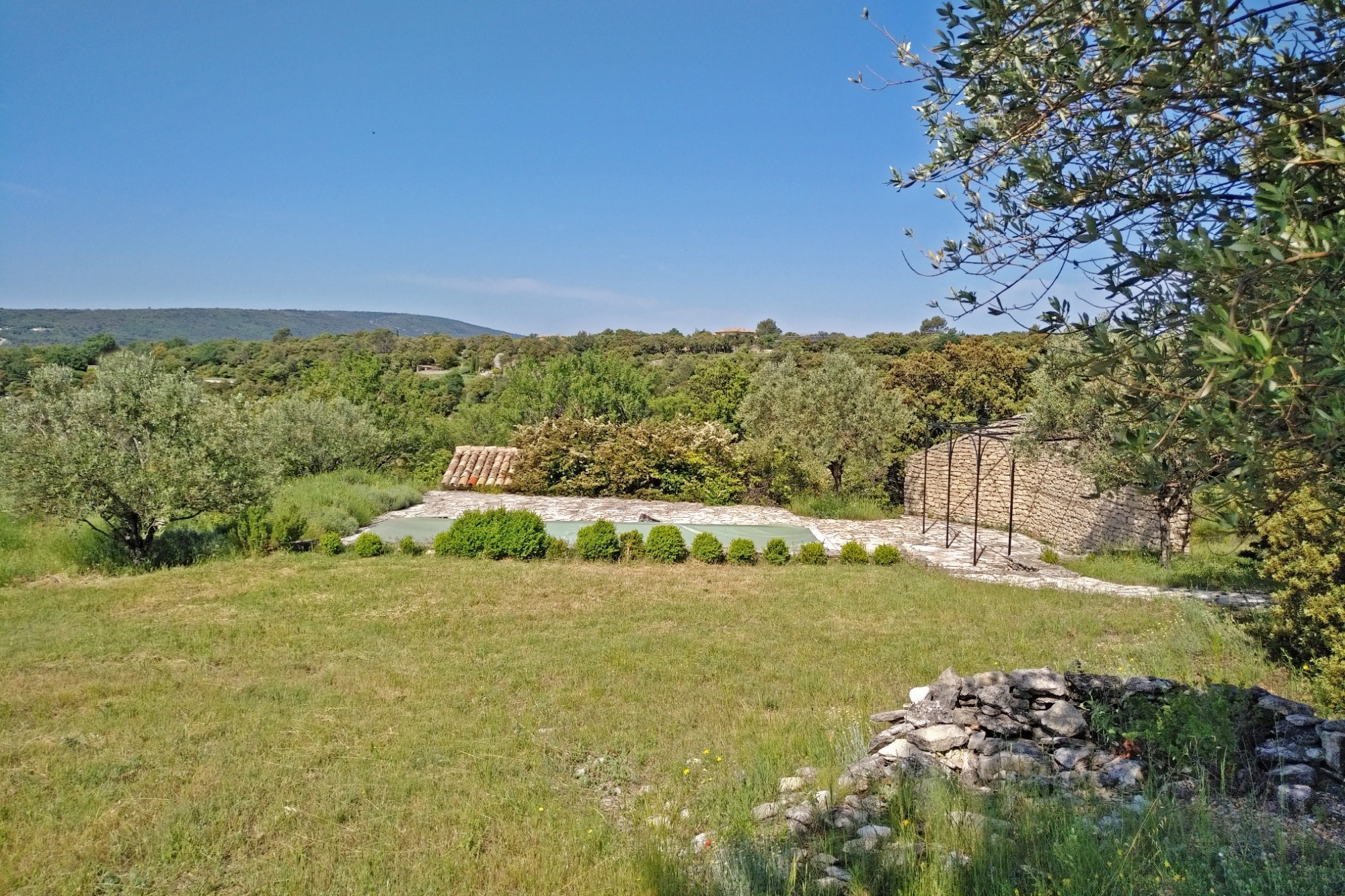 Bonnieux : belle villa en pierres en position dominante sur 2 hectares   