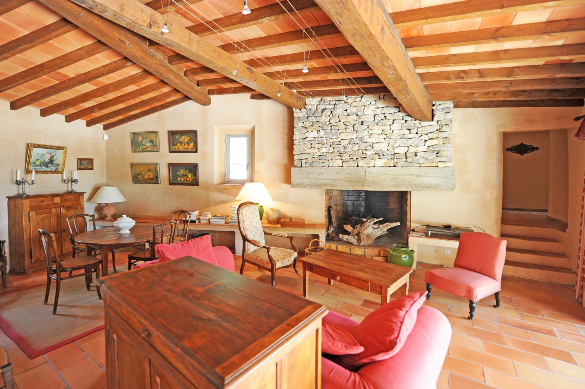Bonnieux : belle villa en pierres en position dominante sur 2 hectares   