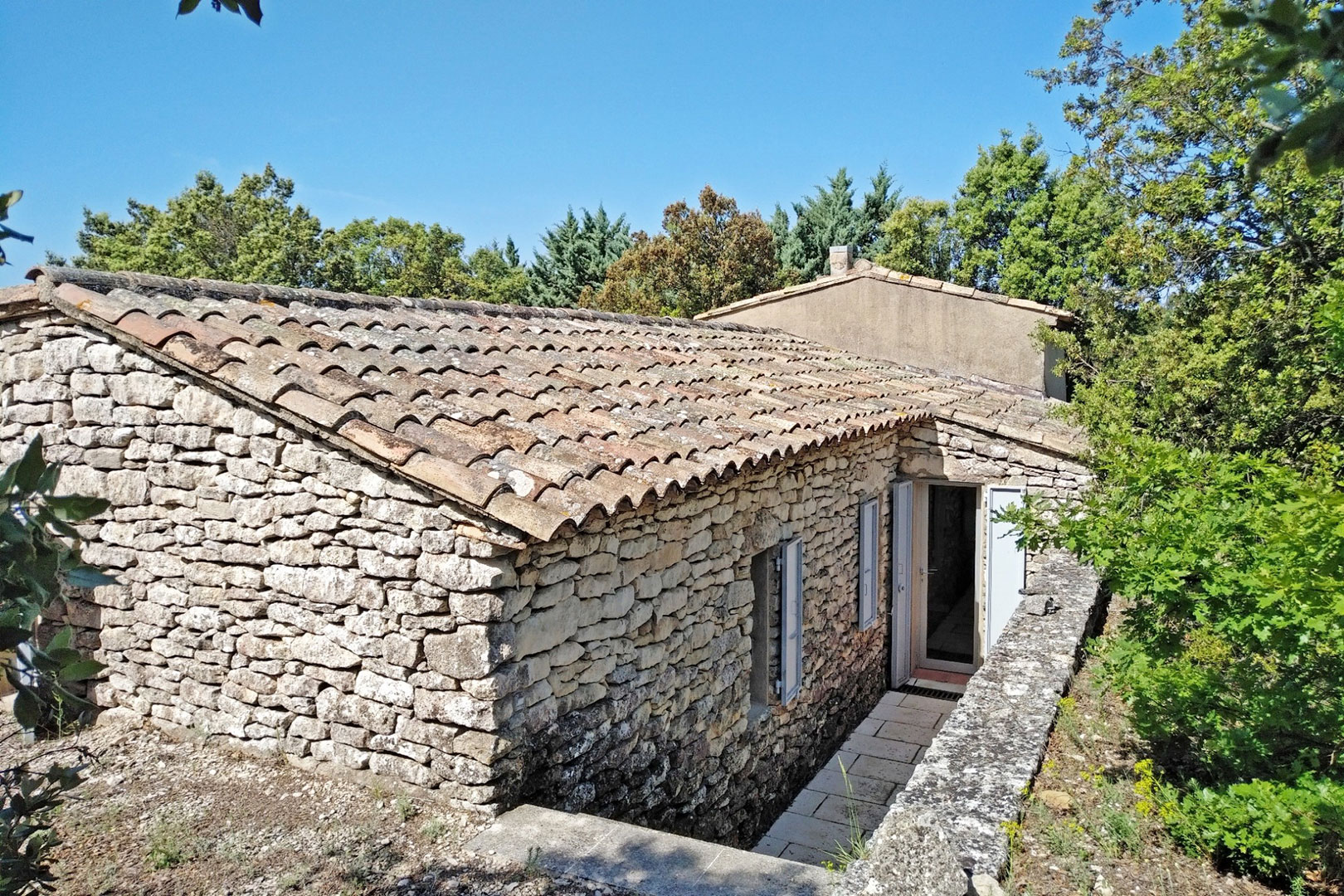 Bonnieux : belle villa en pierres en position dominante sur 2 hectares   