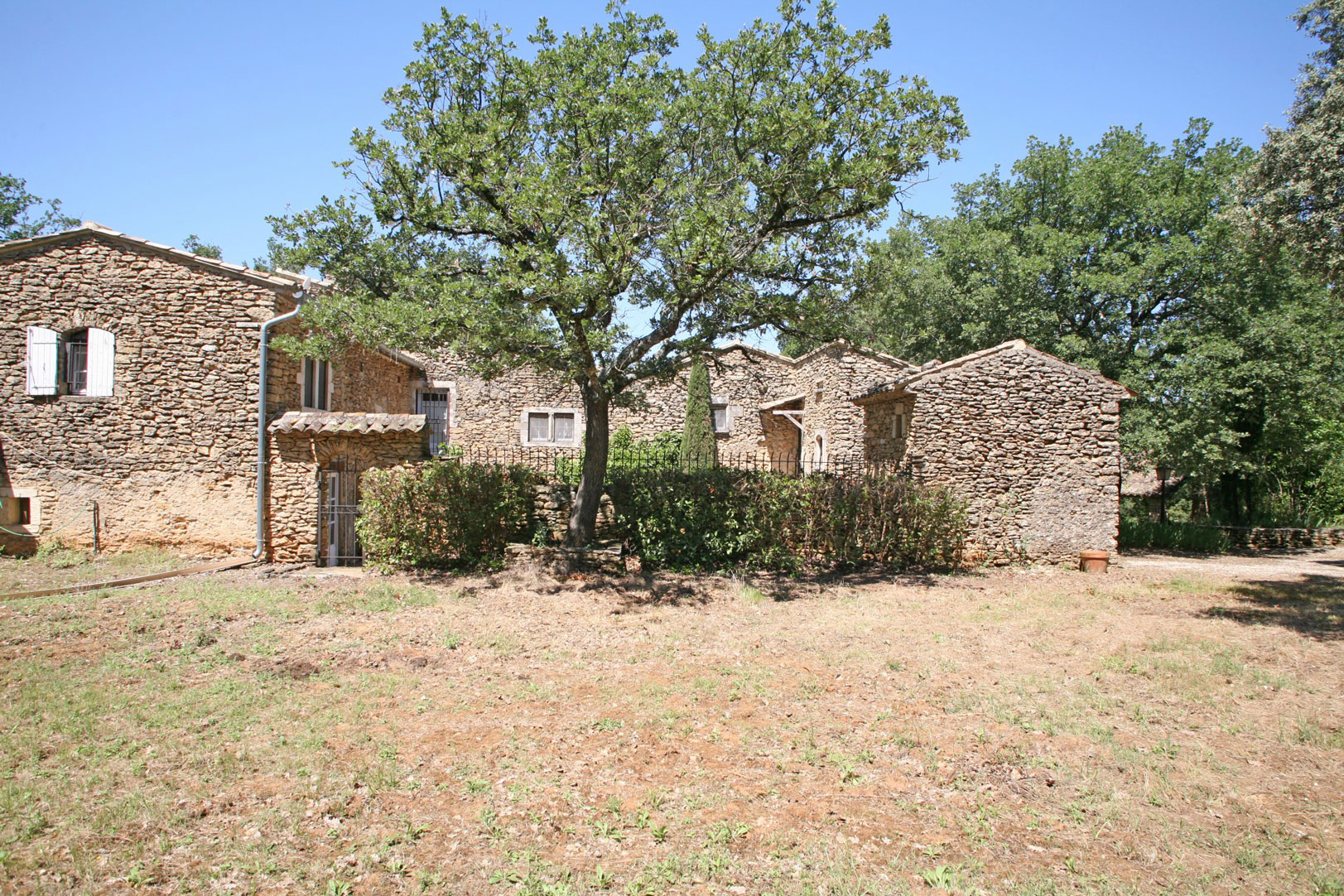 A vendre, mas ancien avec belle piscine   