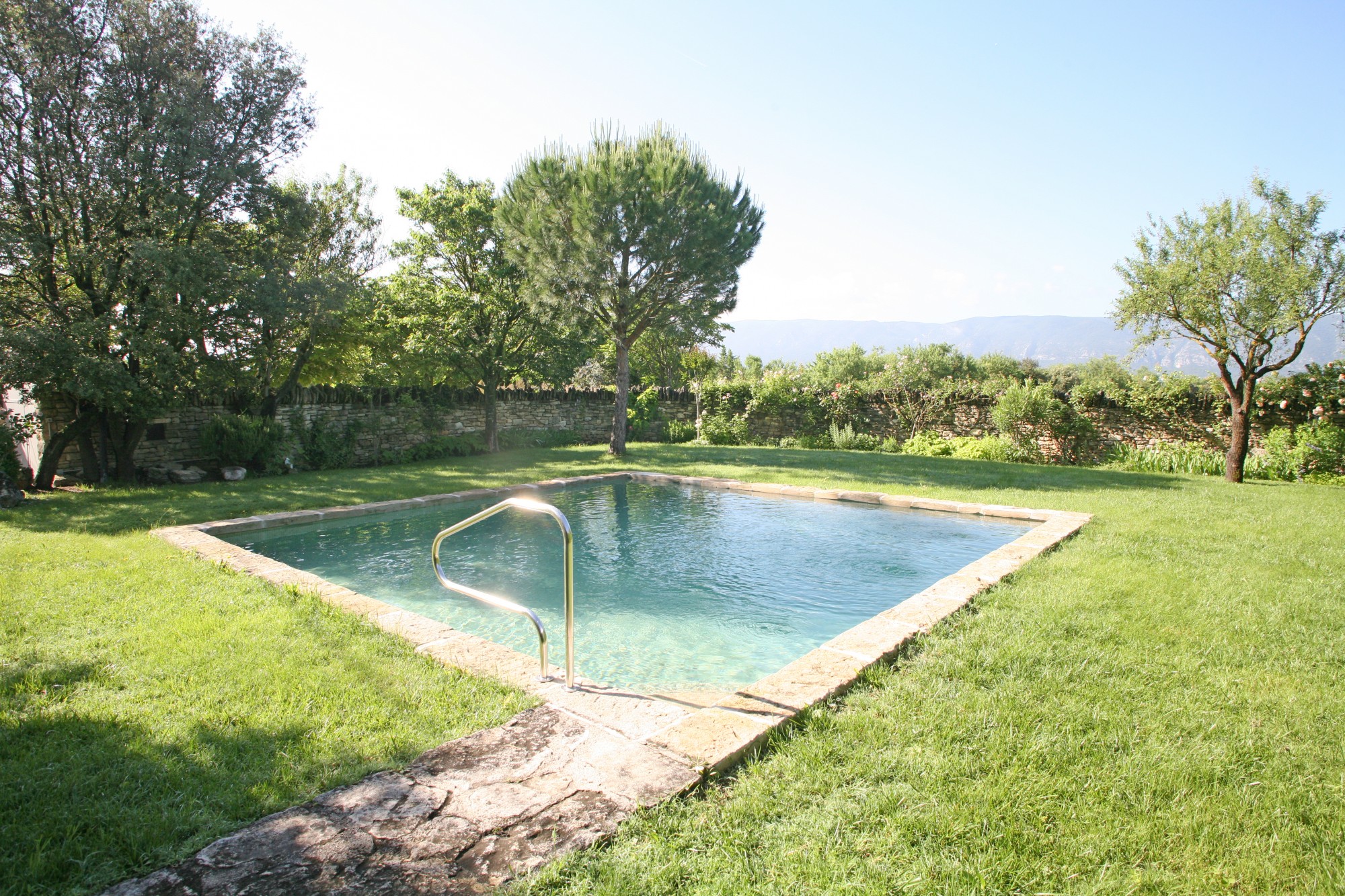 Proche Gordes, mas mitoyen sans vis à vis et avec piscine et dépendances   