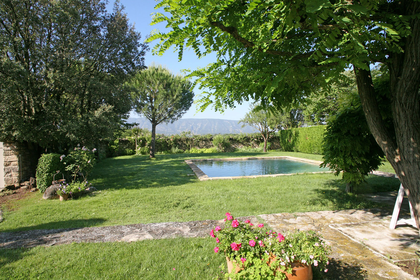 Proche Gordes, mas mitoyen sans vis à vis et avec piscine et dépendances   