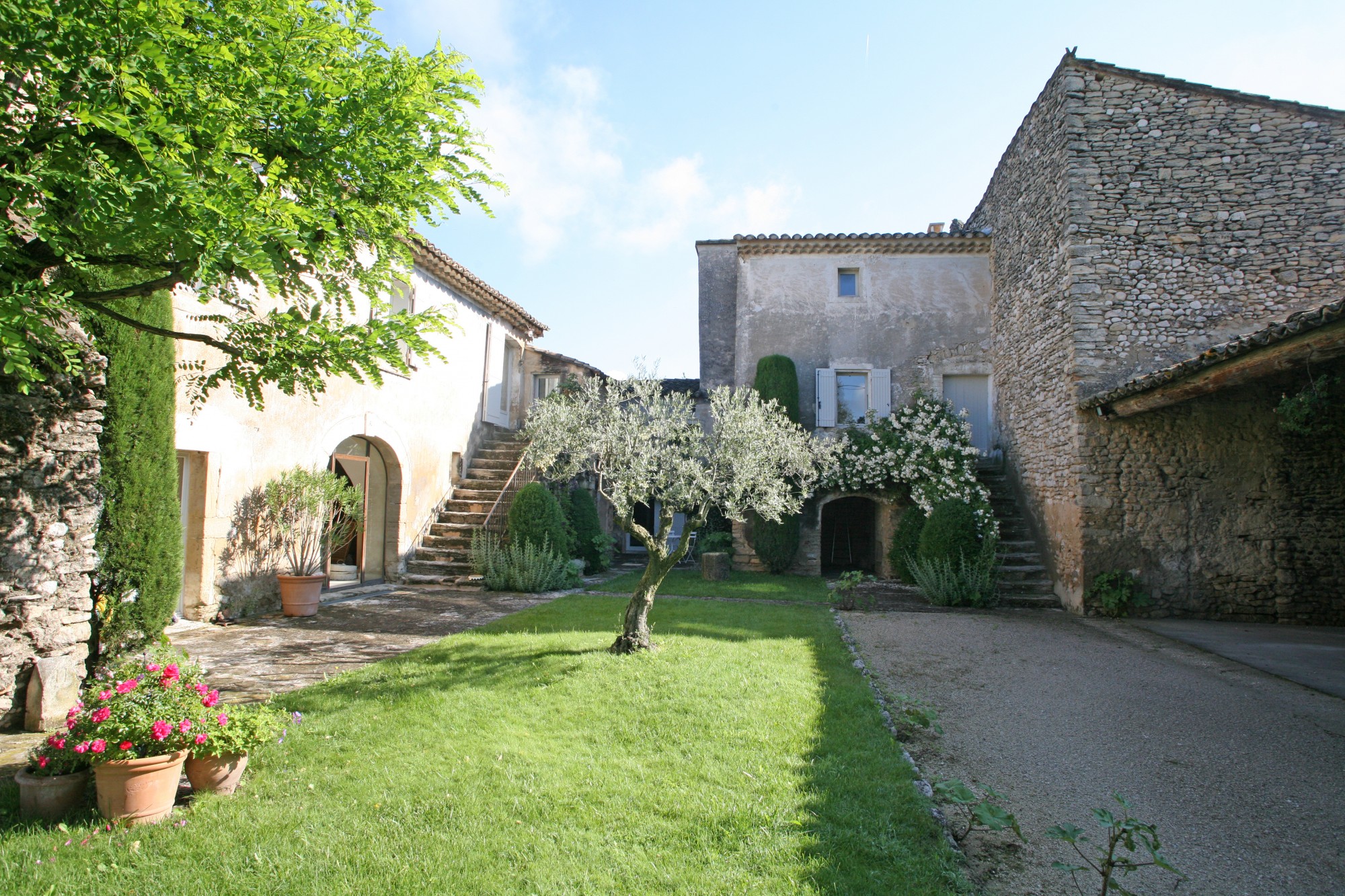 Proche Gordes, mas mitoyen sans vis à vis et avec piscine et dépendances   