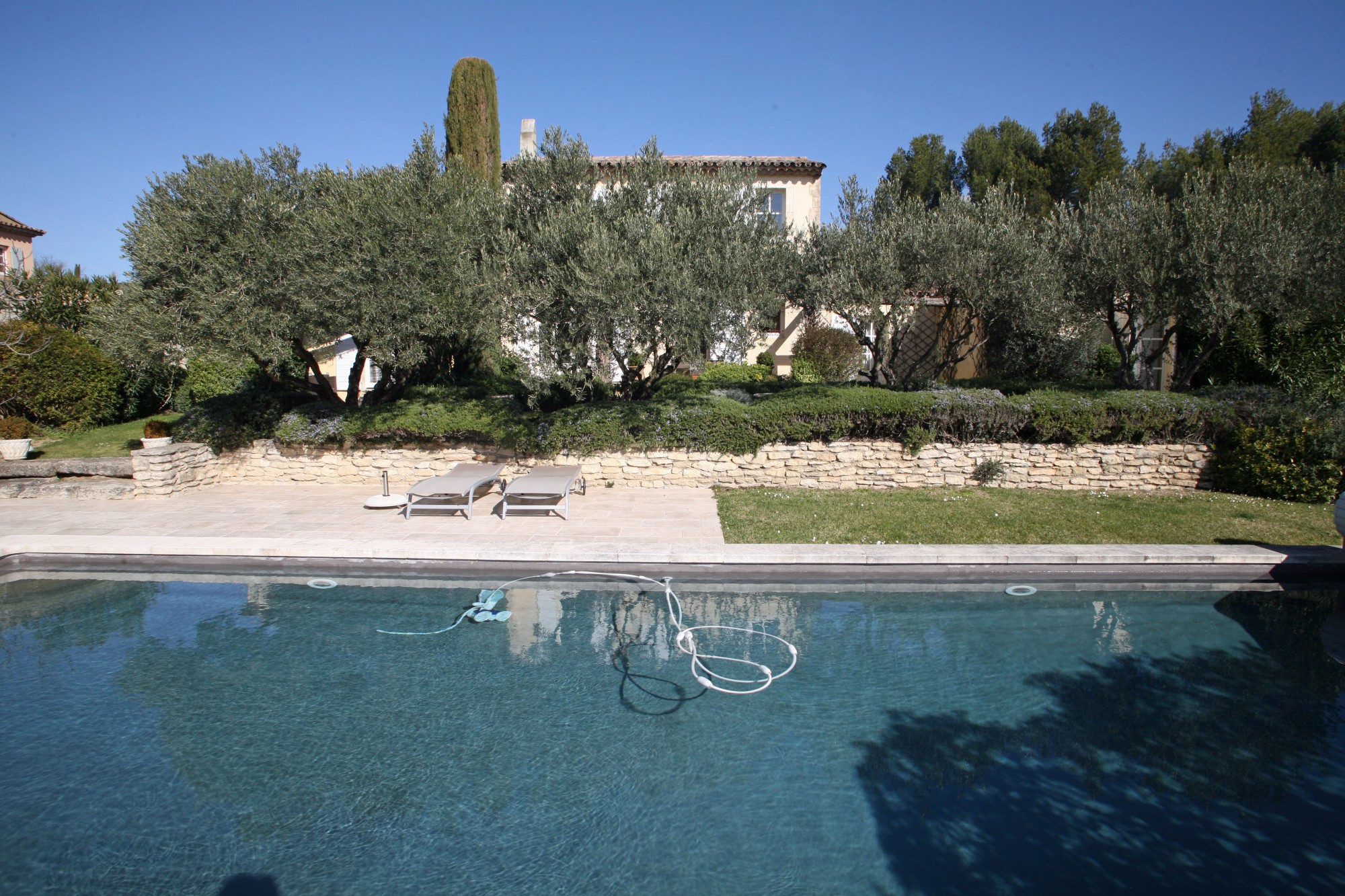 Maison de village avec piscine sur très beau jardin à vendre dans le Luberon    