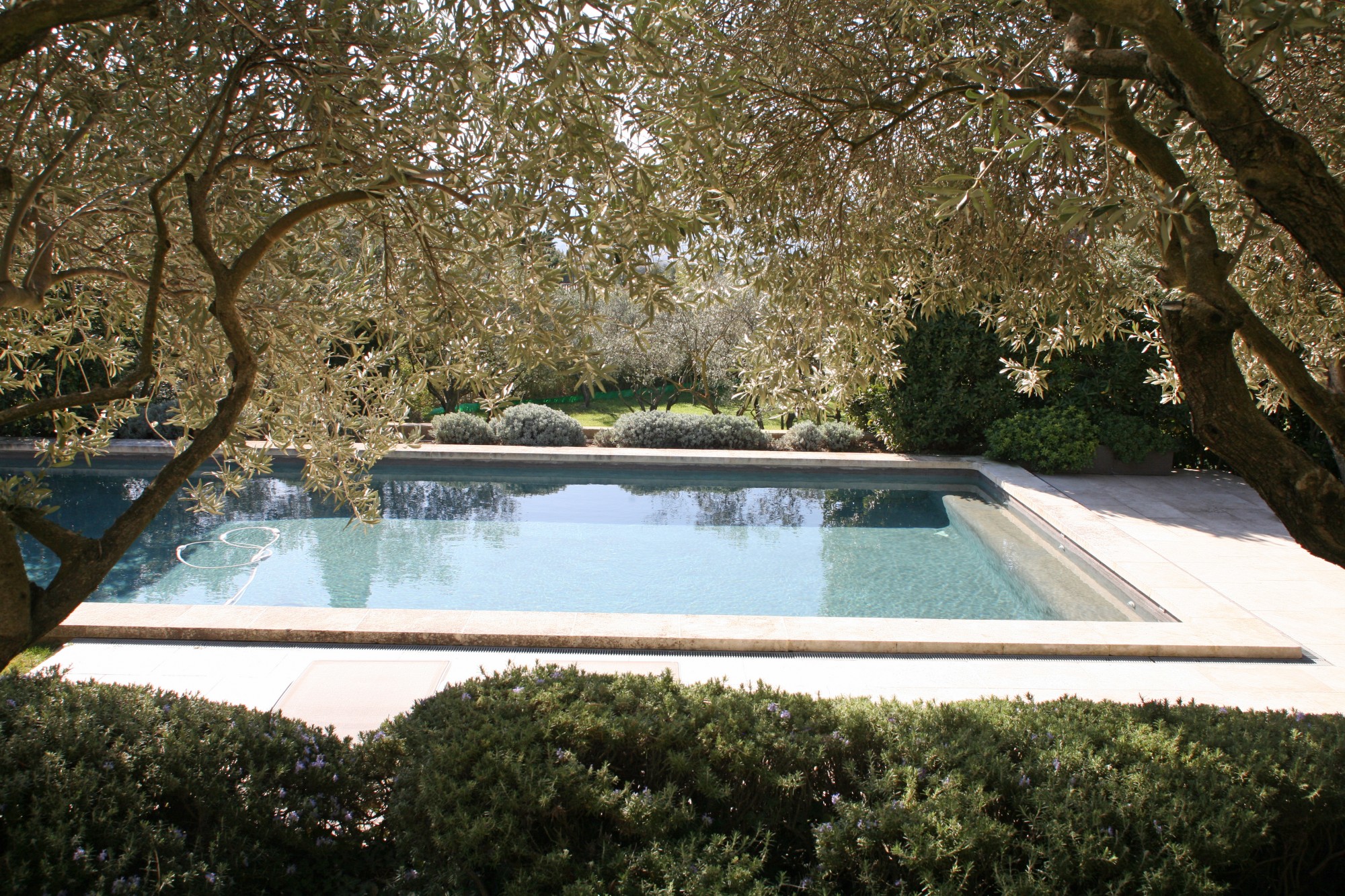 Maison de village avec piscine sur très beau jardin à vendre dans le Luberon    