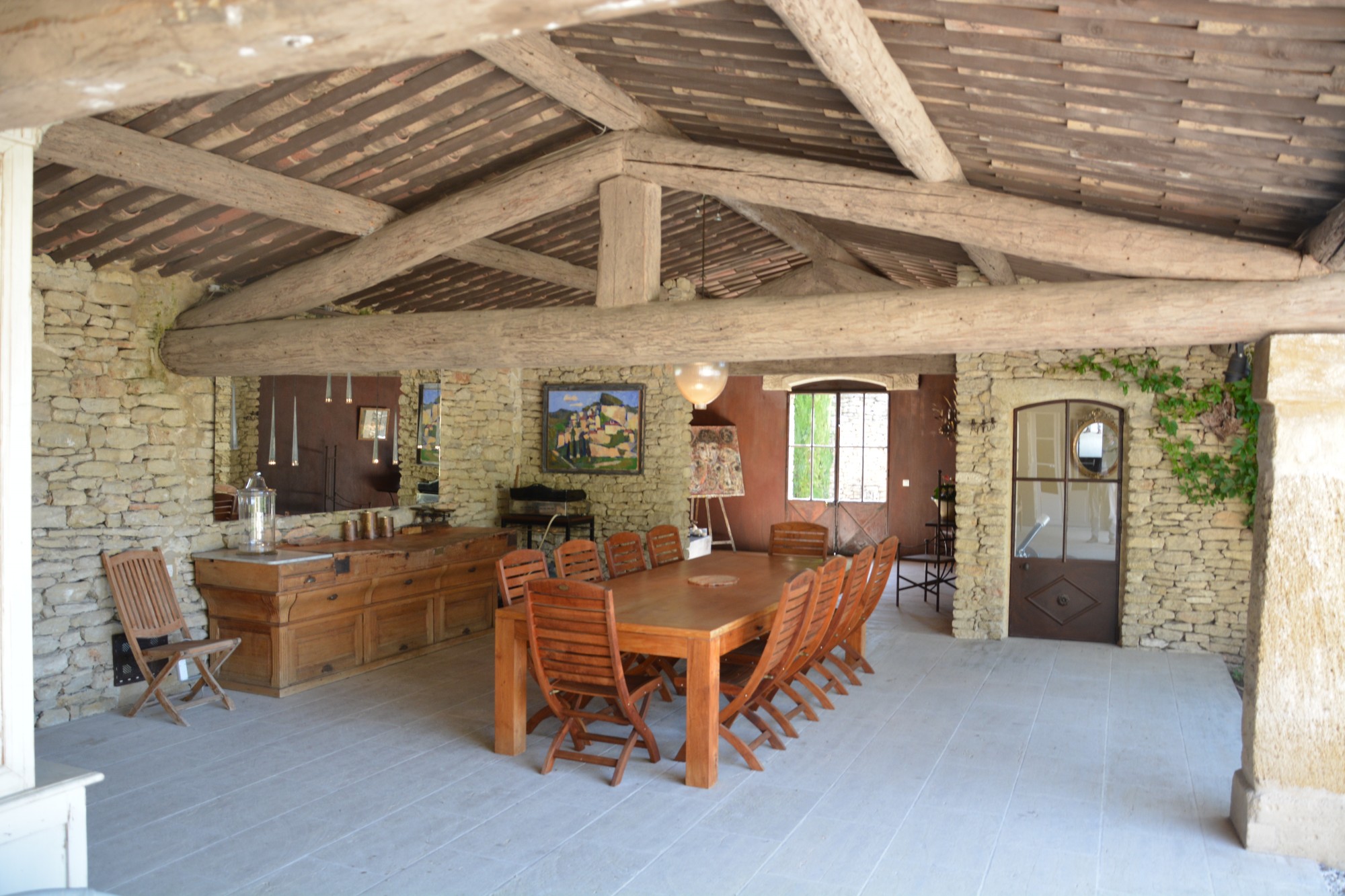 A quelques minutes de Gordes, authentique bastide de village avec piscine et vue.   