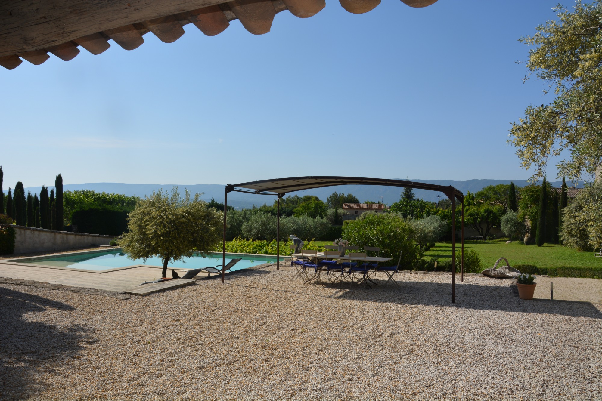 A quelques minutes de Gordes, authentique bastide de village avec piscine et vue.   