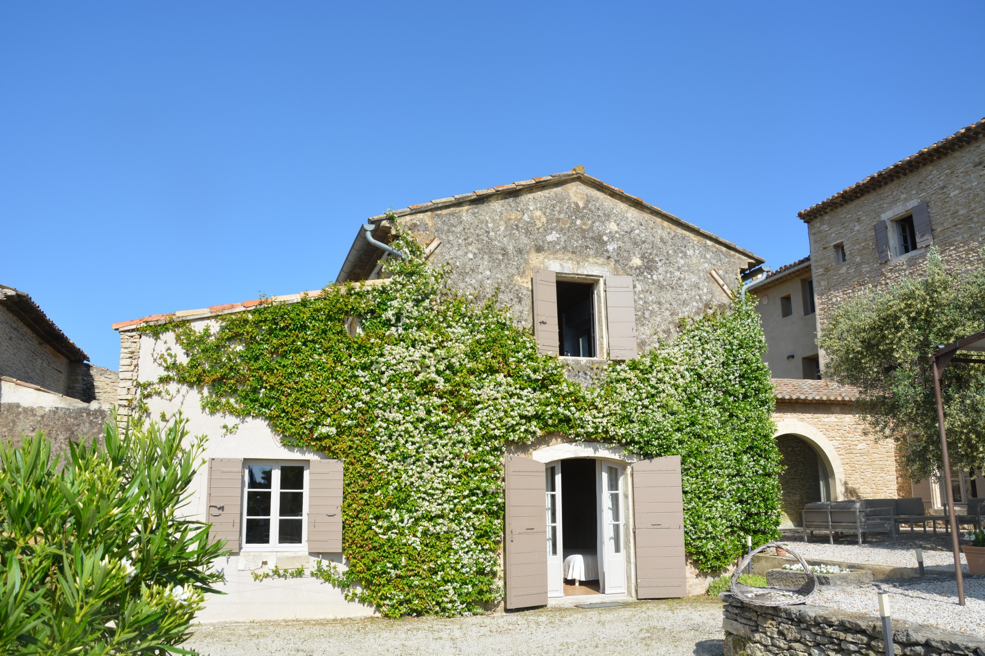 A quelques minutes de Gordes, authentique bastide de village avec piscine et vue.   