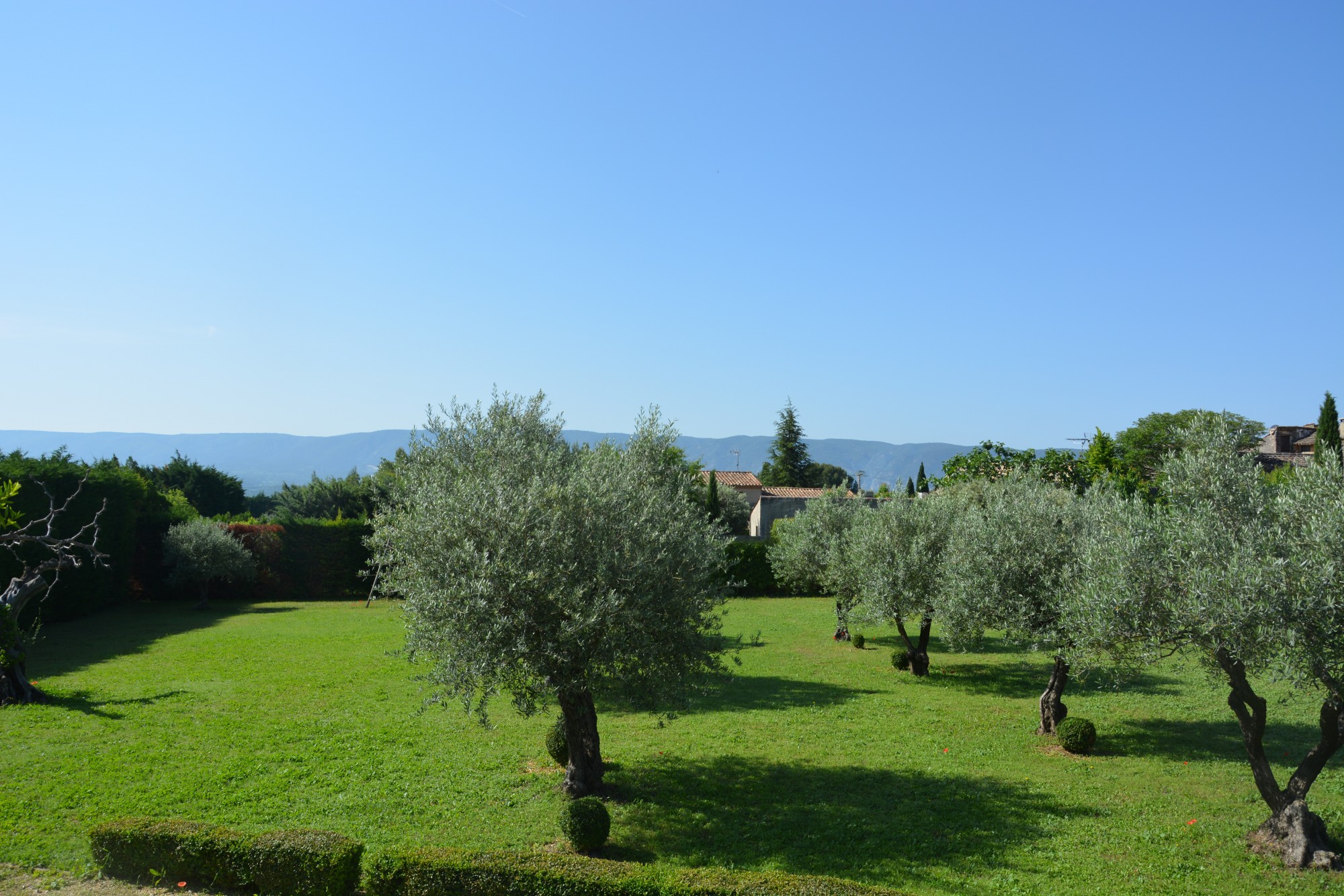 A quelques minutes de Gordes, authentique bastide de village avec piscine et vue.   