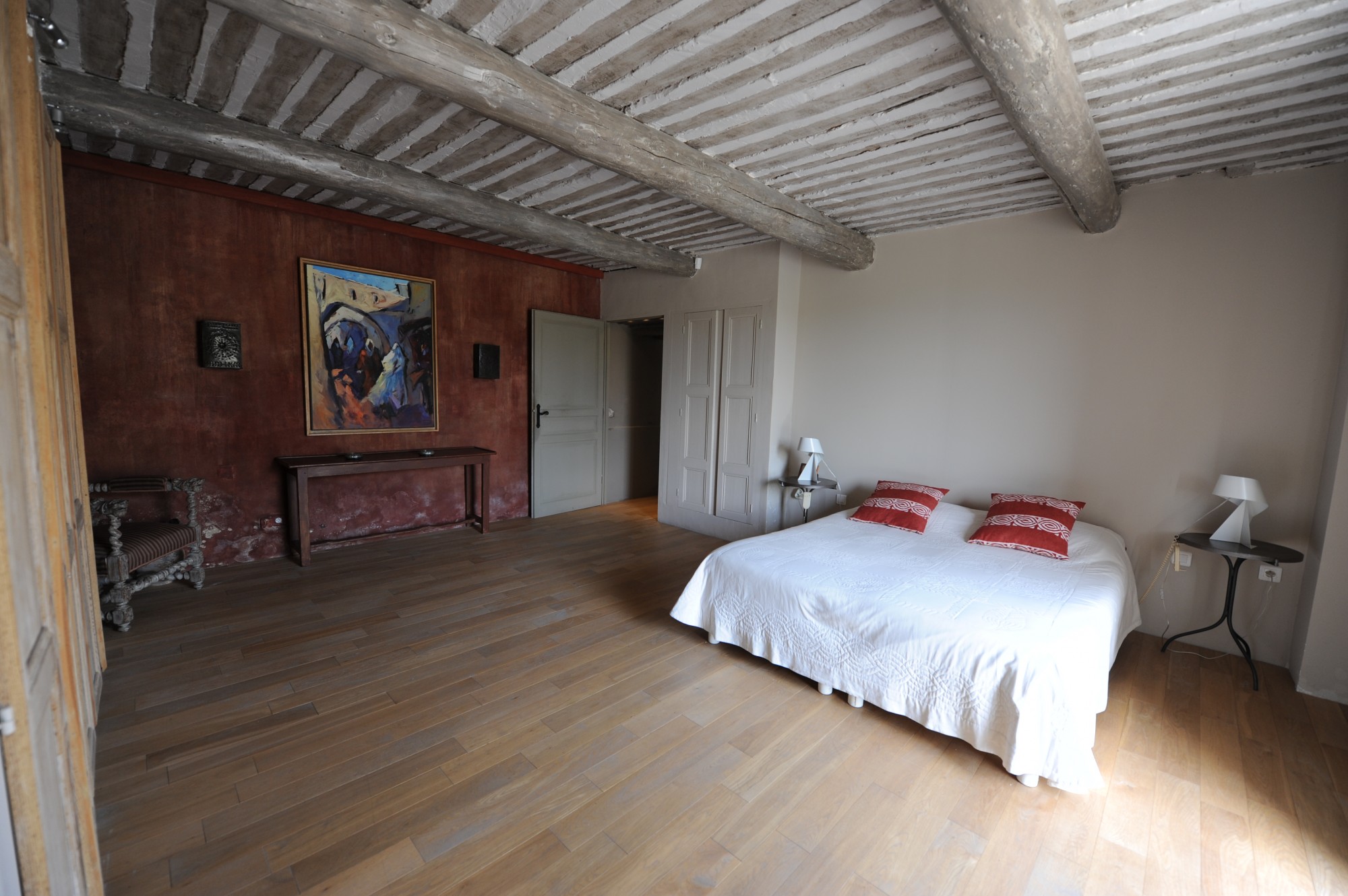 A quelques minutes de Gordes, authentique bastide de village avec piscine et vue.   
