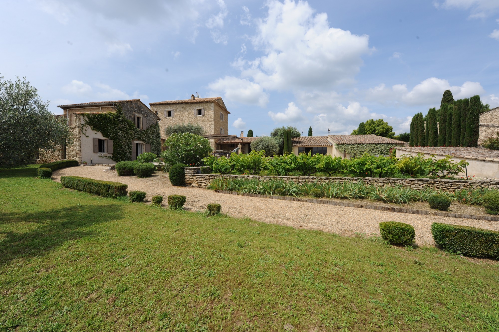 A quelques minutes de Gordes, authentique bastide de village avec piscine et vue.   