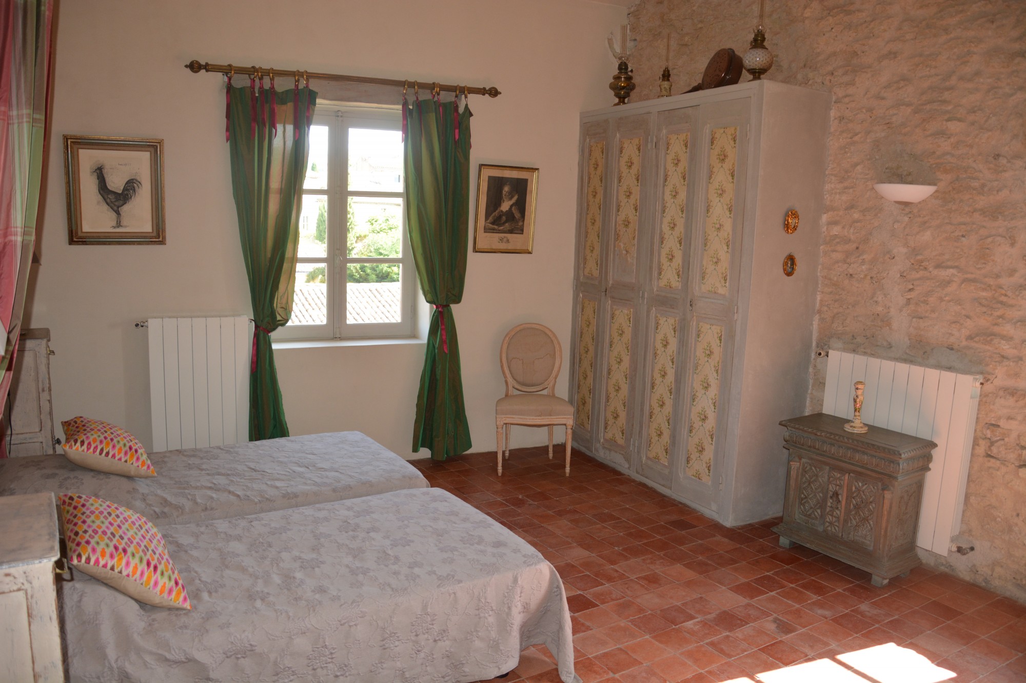 A quelques minutes de Gordes, authentique bastide de village avec piscine et vue.   
