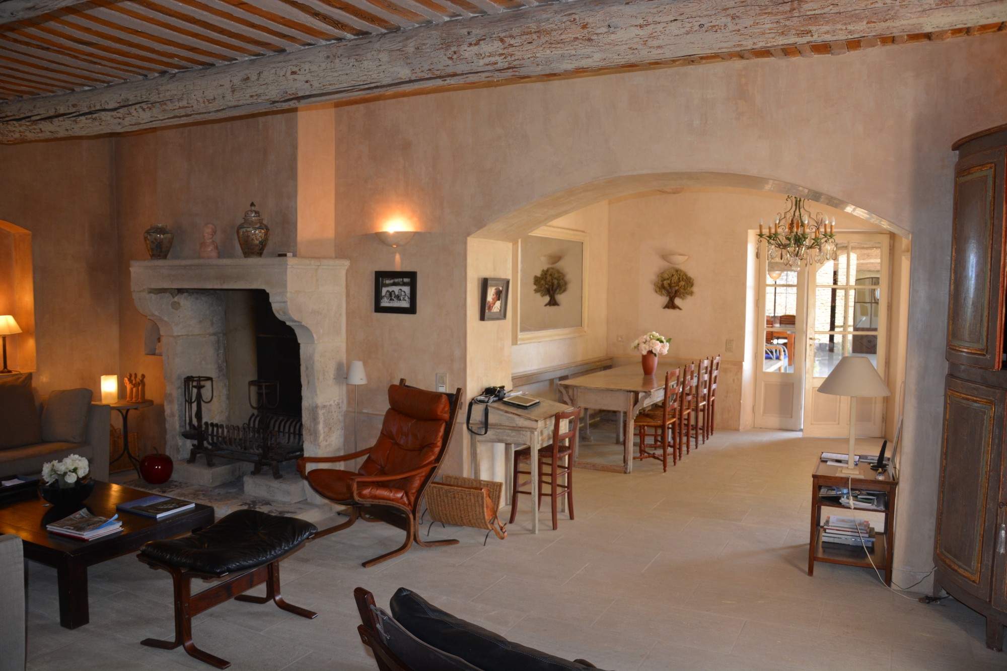 A quelques minutes de Gordes, authentique bastide de village avec piscine et vue.   