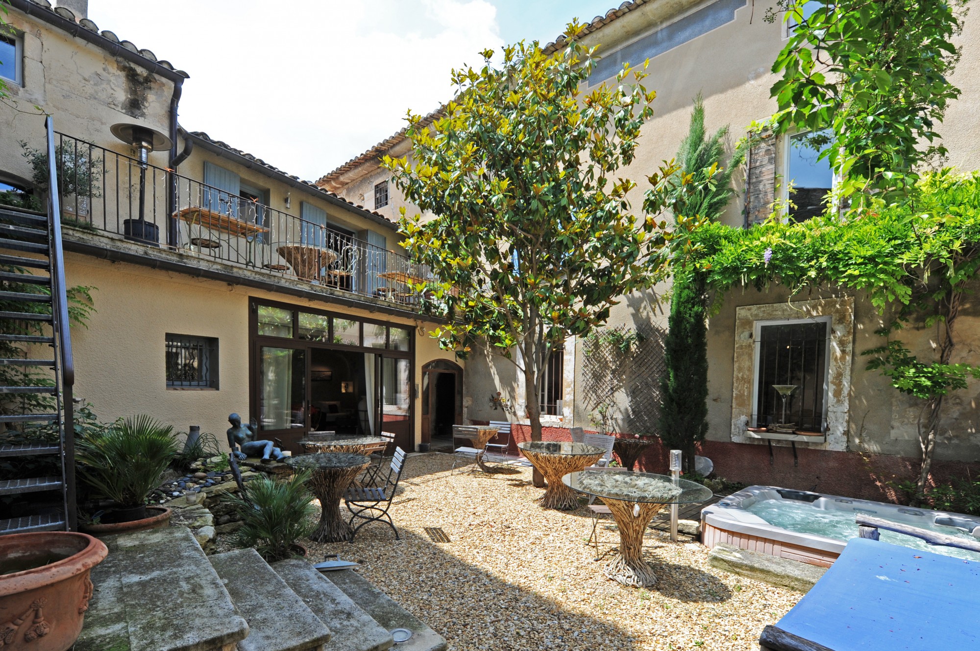 Gordes - Grande maison 18ème au cœur d’un hameau   