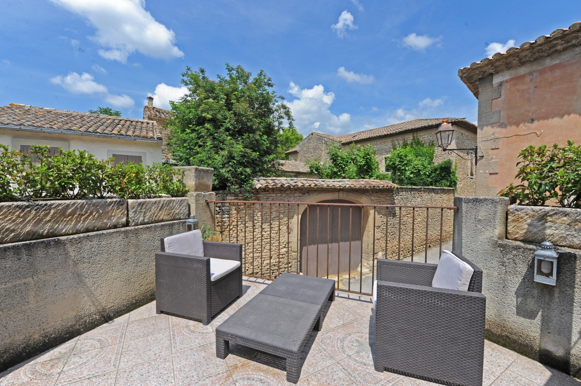 Gordes, grande maison de hameau avec cour intérieure et garage   