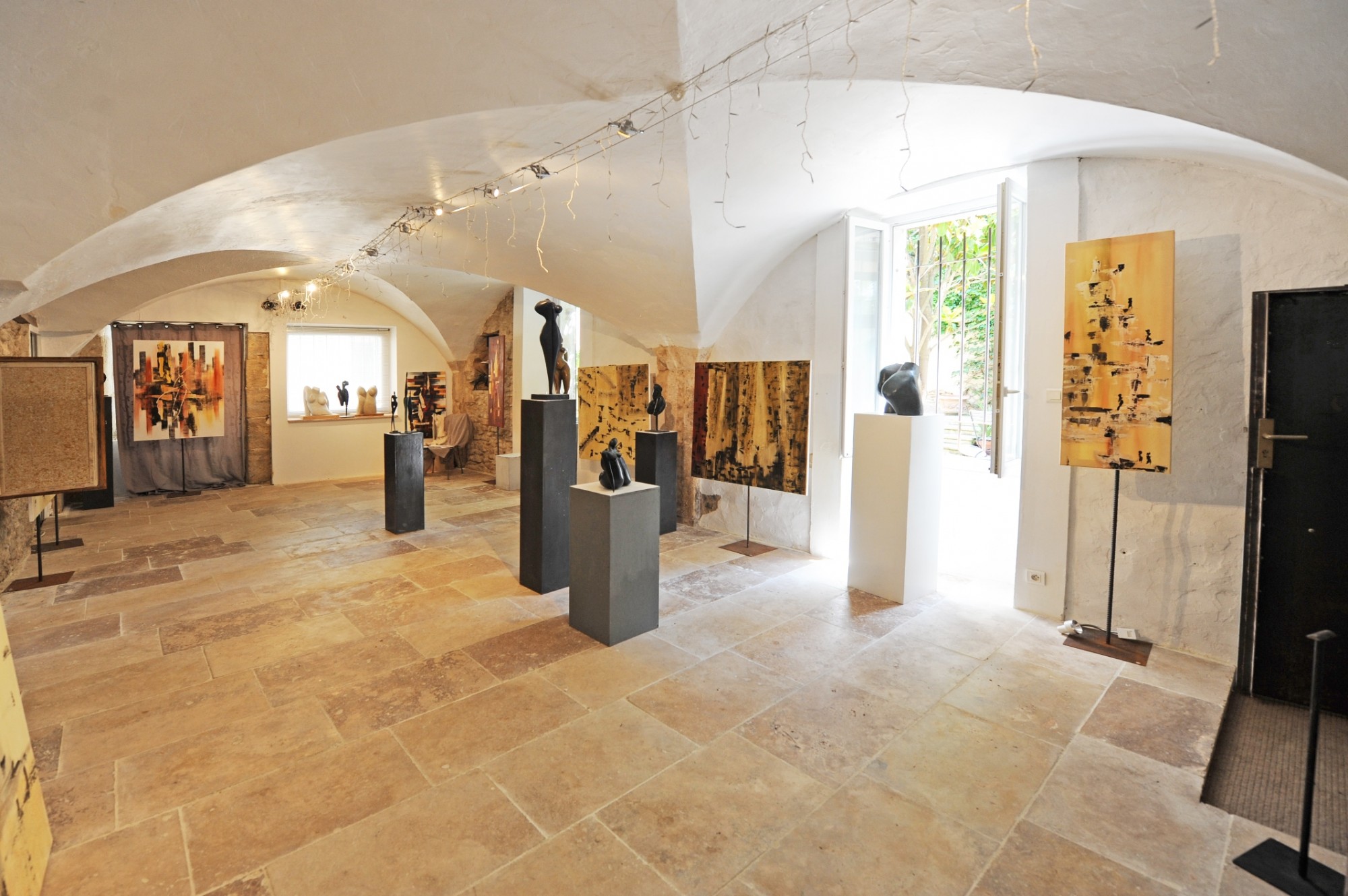 Gordes, grande maison de hameau avec cour intérieure et garage   